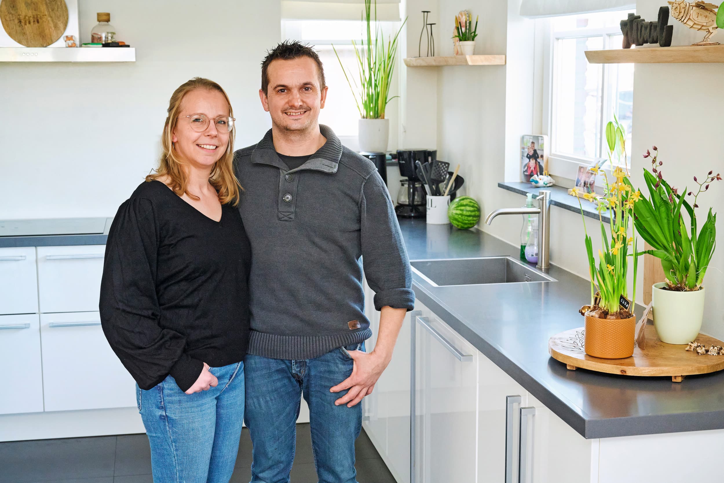 Mark (40) en Ineke (38) van Lipzig wonen in Velden (L.) met hun kinderen Tren (13), Femke (11) en Juulke (6). Ze hebben een melkveebedrijf met zo’n 380 melkkoeien. Het is een vof met vier vennoten: Fons en Yvonne (Hoeve Rosa) en de broers Mark en Martijn. Mark heeft de dagelijkse leiding over het melkveebedrijf, Ineke over het eigen zuivelbedrijf. Een deel van de eigen melk wordt hier verwerkt, de overige melk gaat naar FrieslandCampina. Foto's: Van Assendelft Fotografie