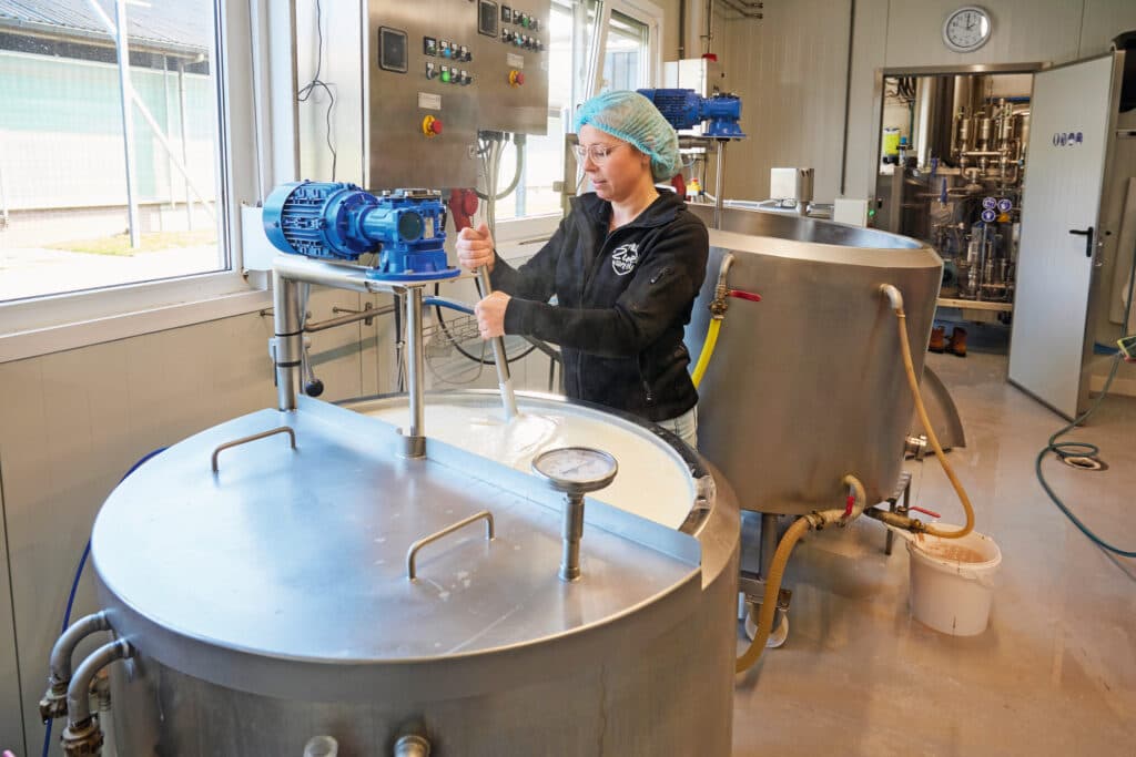 Naast de melkveehouderij hebben ze een zuiveltak waar Ineke de dagelijkse leiding heeft. Ze maken producten als pudding, yoghurt en rijstepap voor een groeiend klantenbestand.