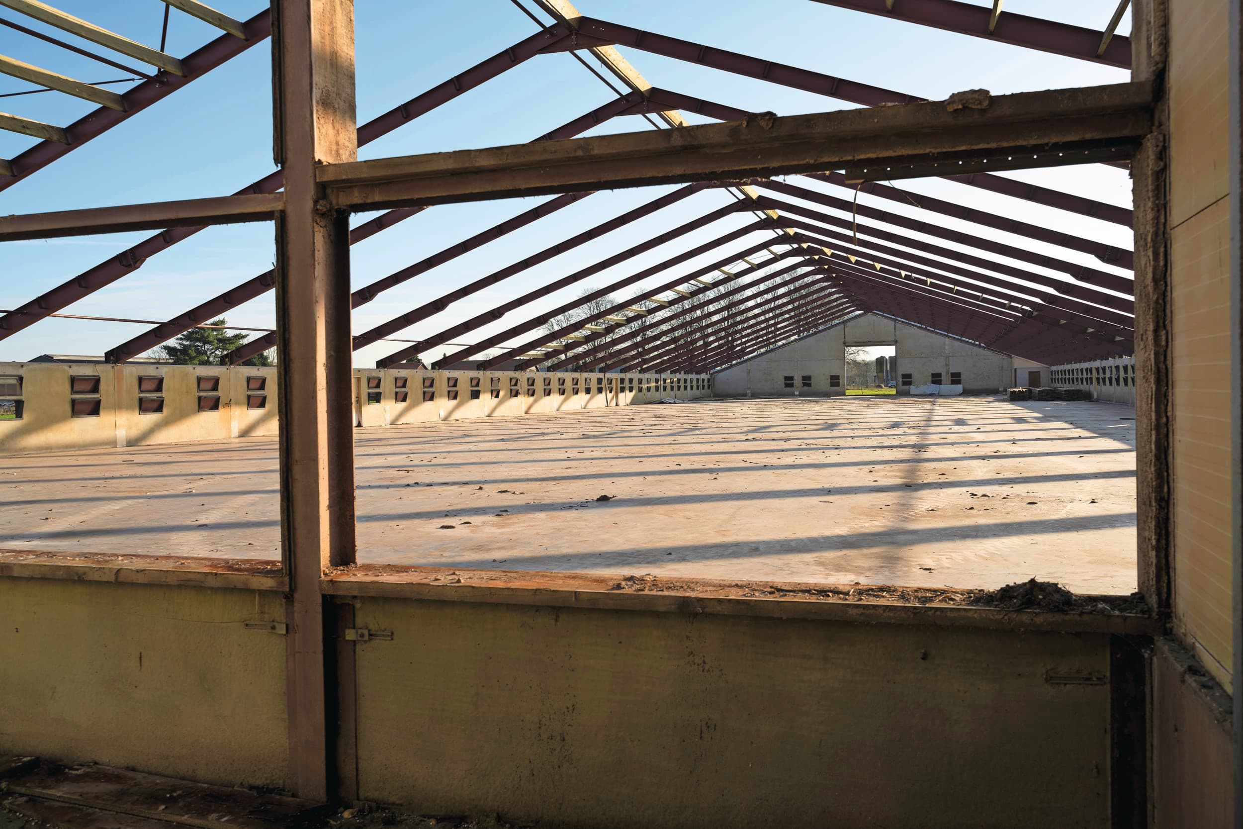 Een stal die wordt gesloopt. Verreweg het meeste geld van de vrijwillige opkoopregeling van het aanstaande kabinet komt pas na 2030 beschikbaar. Foto: Bram Becks Fotografie
