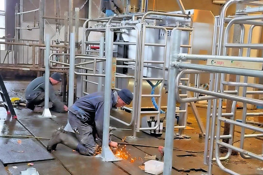 Ten tijde van de robotwissel begin januari waren er acht man aan het werk om de overgang soepel te laten verlopen. Je kunt geen mensen genoeg hebben om te helpen, is de ervaring. Foto: Annamarie Eldering