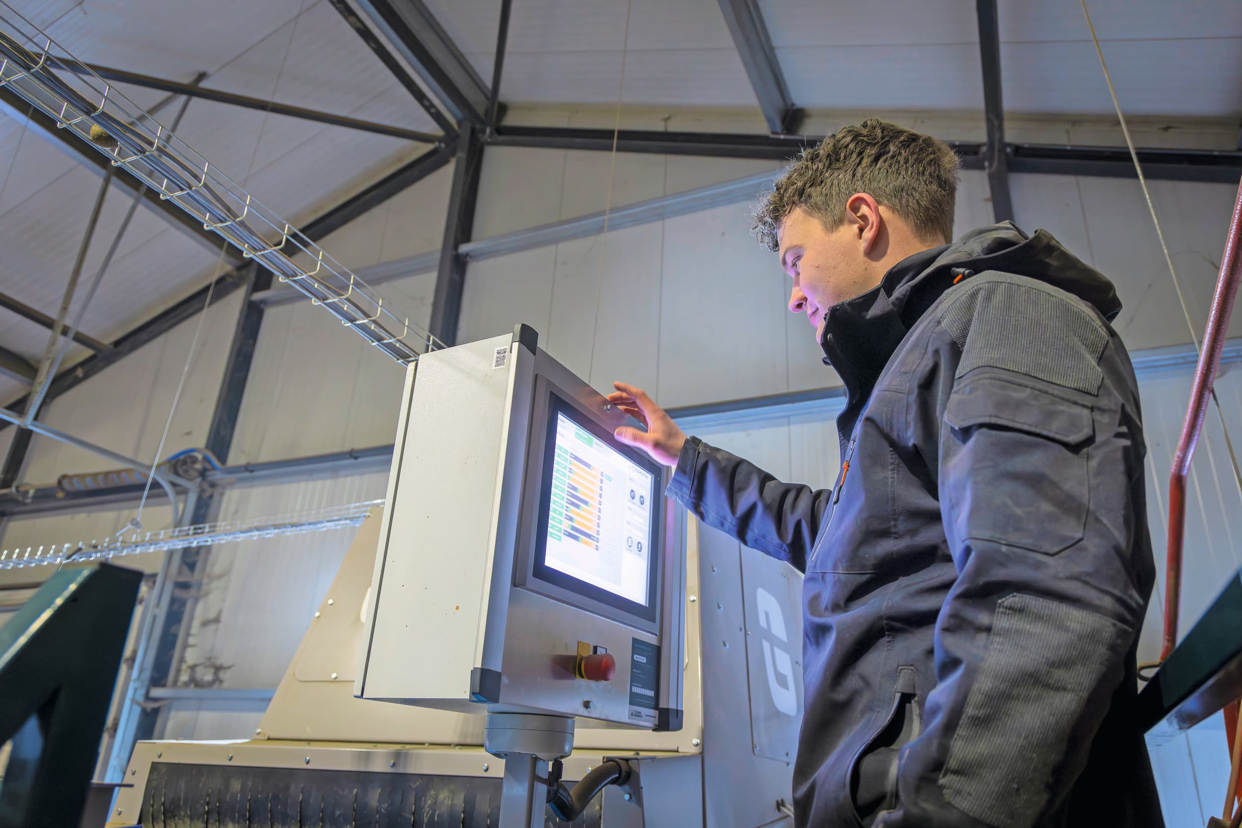 Nu staat er een robot die de pootaardappelen leest, maar nog niet zo lang geleden was het handwerk. 'Mijn opa, met wie ik veel mee ging, vindt de huidige ontwikkelingen wel bijzonder. Vooral hoe snel het allemaal gaat.’
