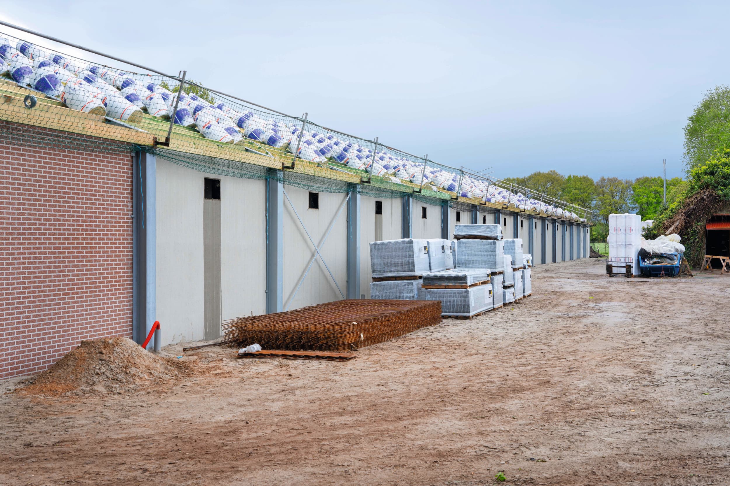 Een pluimveestal in aanbouw. Wie in de toekomst nieuw wil bouwen, krijgt te maken met nieuwe regels rondom intern salderen. Foto: Jan Willem Schouten