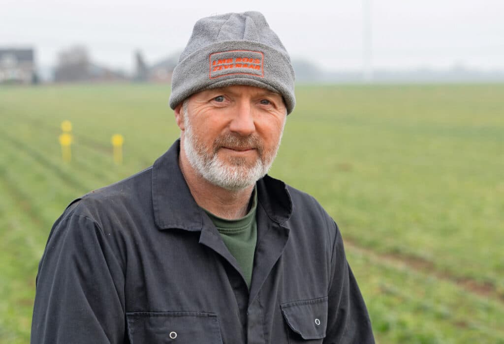 Theo Nieuwenhuis runt een biologisch akkerbouwbedrijf in Didam. Daarnaast werkt hij zo regeneratief mogelijk: hij zet geen middelen in, brengt geen kunstmest op en bewerkt de grond zo min mogelijk. Op korte termijn komt dochter Nienke in het bedrijf.
