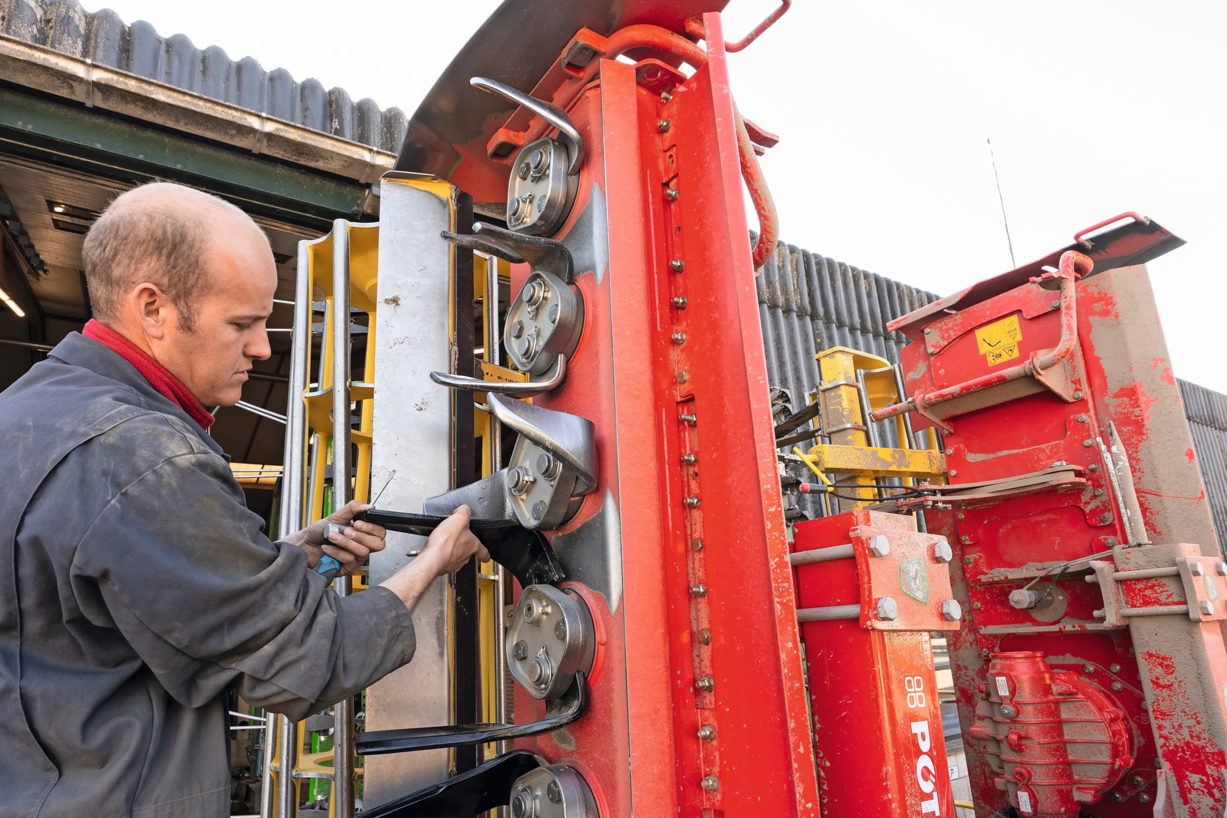 Net als veel andere slijtdelen moet je rotorkopegtanden met enige regelmaat vervangen om de kwaliteit van het werk te garanderen. Om de levensduur te verlengen bieden fabrikanten en derden verschillende opties aan om de tanden te versterken. Werken deze opties wel, en wat zijn de ervaringen in de praktijk? Foto: Ruud Ploeg