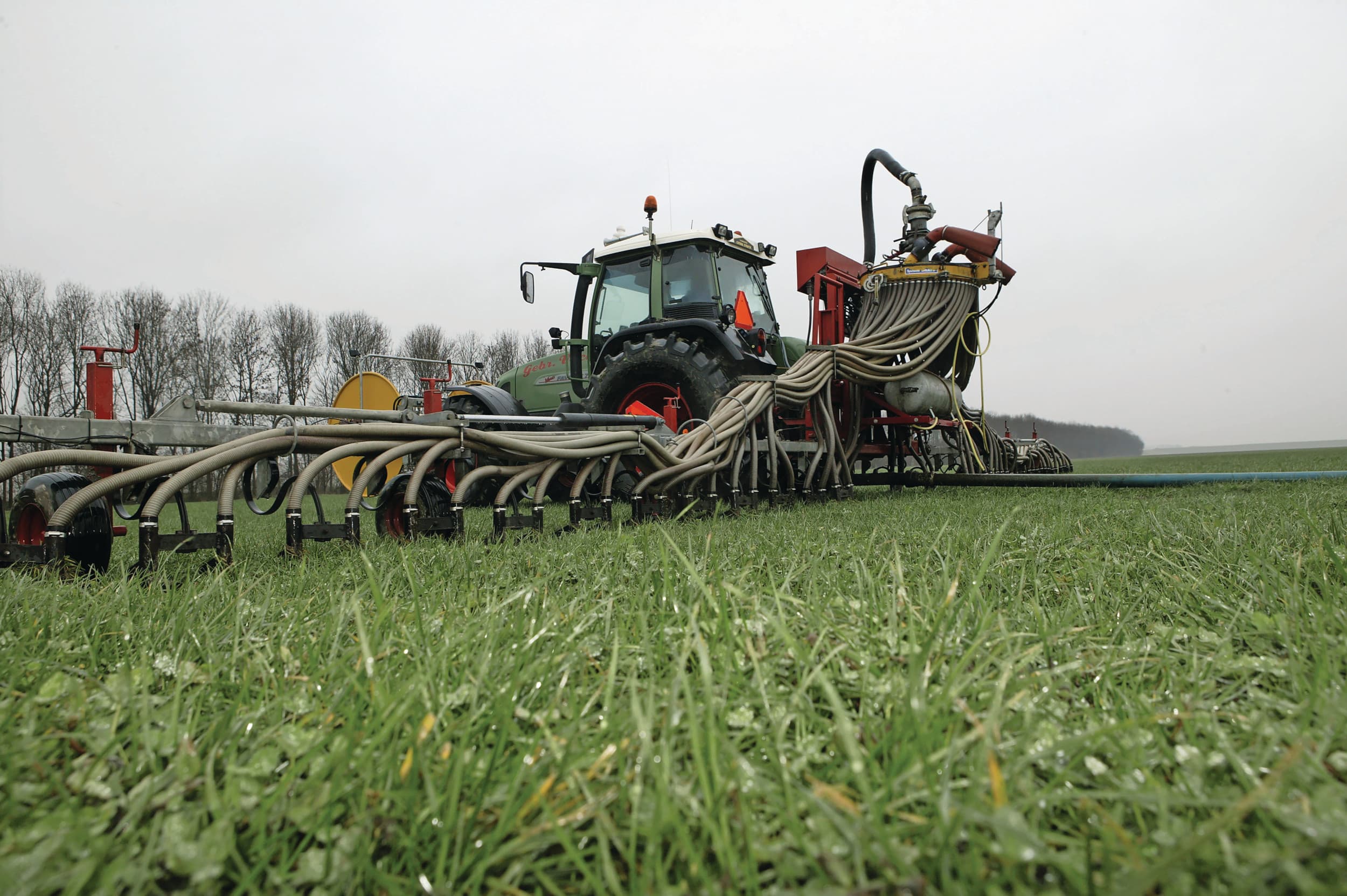 Sleepslangbemesten op een grasklaverperceel half februari. Waak er altijd voor dat geen schade aan de ondergrond ontstaat. Foto: Henk Riswick