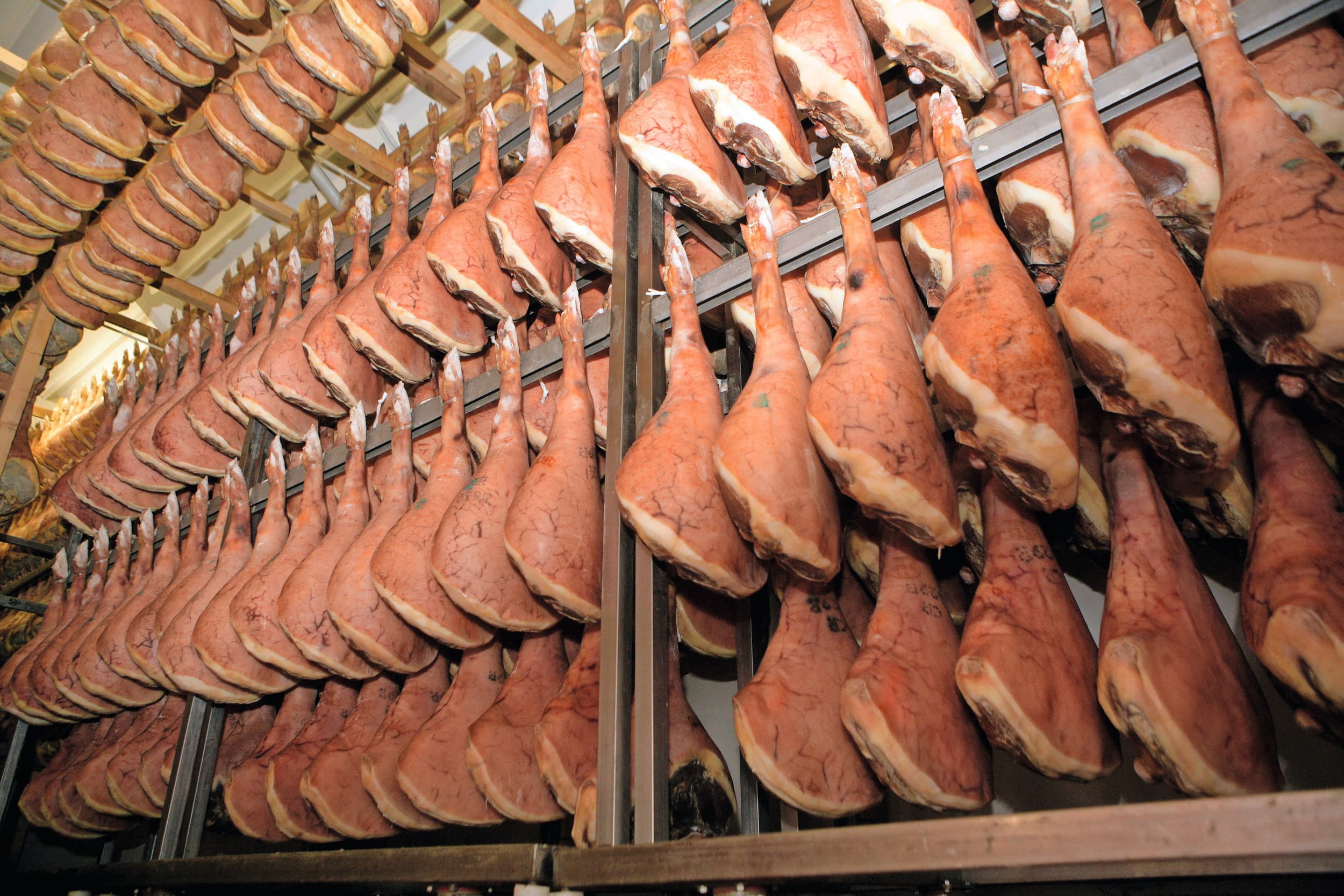 Er zijn al labels voor erkende streekproducten, zoals deze Italiaanse ham. Een Europese herkomstlabeling voor andere producten is er niet. Foto: Henk Riswick