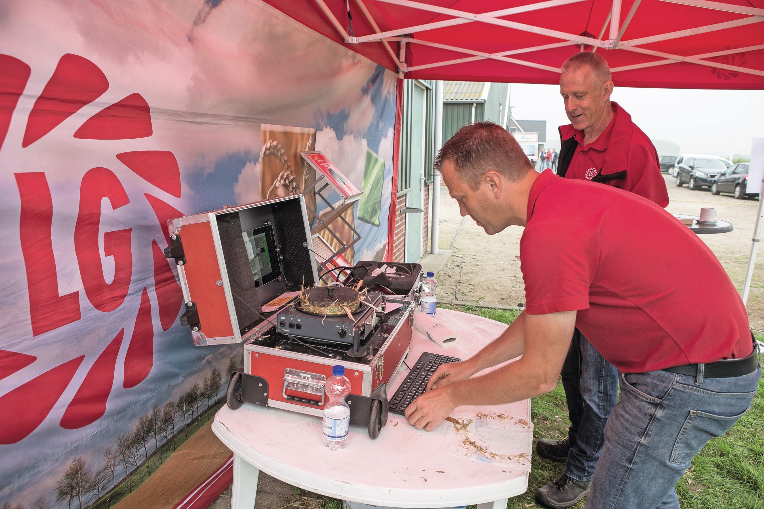 Limagrain is ook op de Nederlandse zaadmarkt een grote speler. Hier worden maismonsters geanalyseerd op een demodag. Foto: Peter Roek