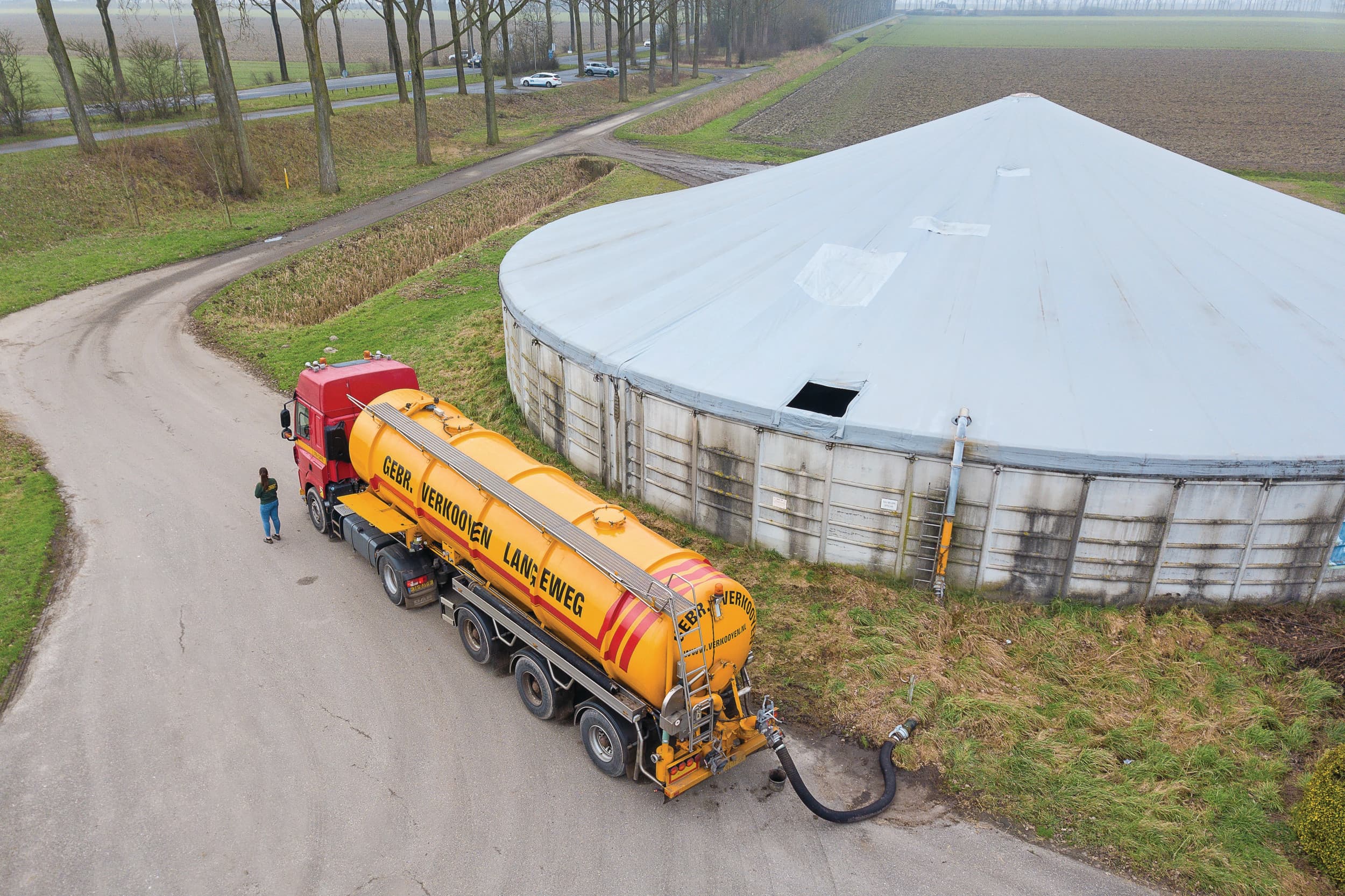 Veehouders moeten recordprijzen betalen om mest af te voeren. Om mest in opslagsilo's te ontvangen krijgen ondernemers in het noorden €25 per kuub toe betaald. Foto: Peter Roek