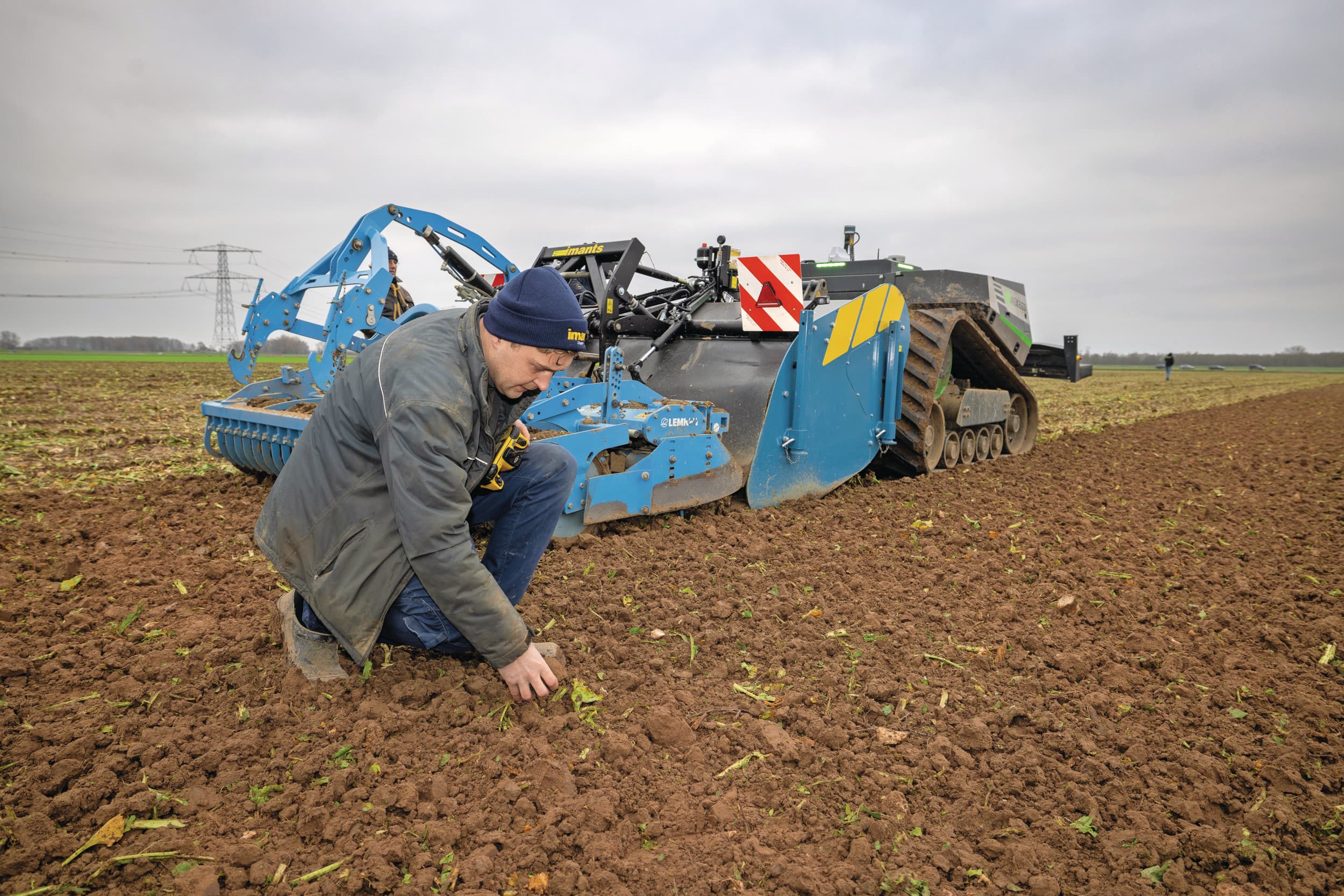 Spitten van bietenland. Marijn Vermuë vindt de AgBot het best tot zijn recht komen bij langzame klussen. “In principe kan de AgBot alle trekkerklussen goed aan, inclusief ploegen.” Wat niet kan, is transport en schoffelen. Foto: Peter Roek