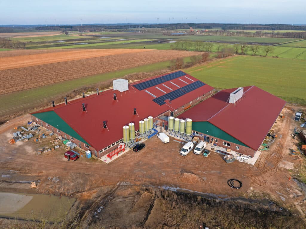 Varkensbedrijf Brümmer in Duitsland (Midden-Emsland) voldoet met de nieuwe zeugenstal nu al aan de welzijnseisen om zeugen in de dekstal in groepen te houden en de kraamzeugen in vrijloopkraamhokken. De nieuwe zeugenstal bevat nog veel meer innovaties.