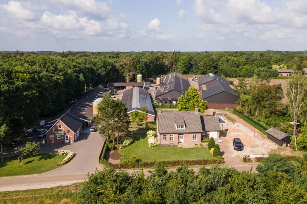 Het bedrijf van Van Gerven vanuit de lucht. HG Montage vernieuwde de daken van de stallen; HG Energiesystemen plaatste er vervolgens de zonnepanelen op.