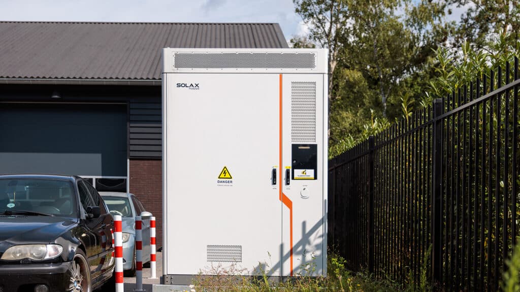 De SolaX-accu geplaatst door HG Energiesystemen. De opgeslagen zonnestroom gebruiken de medewerkers ’s avonds om te koken en te verwarmen.
