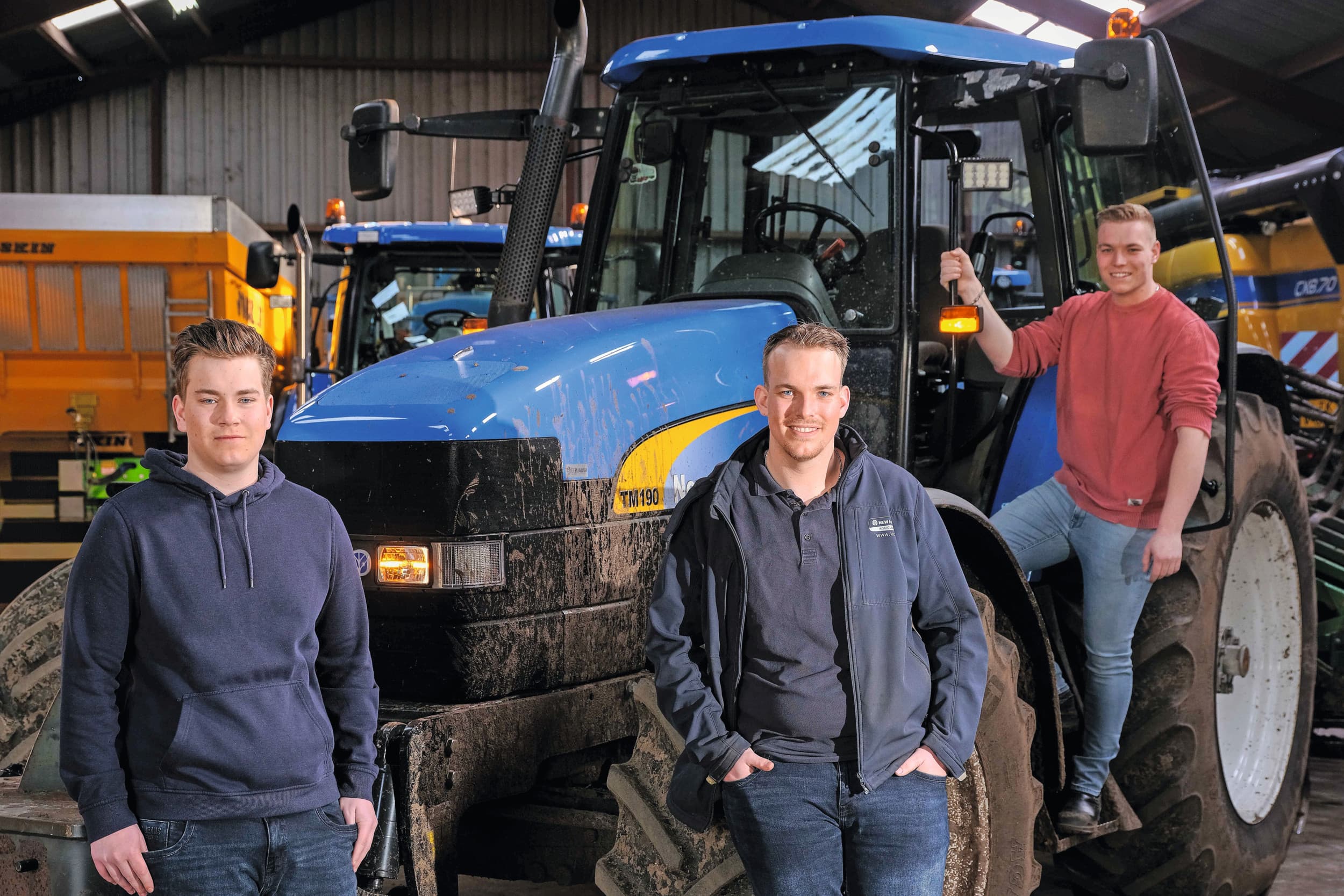 Vlnr: Joost (17), Thijs (22) en Anton (20) Boer wonen in Ter Apel (Gr.). Ze willen het bedrijf thuis gaan overnemen. Dat is nu van hun moeder Renate Boer. Foto’s: Jan Willem van Vliet