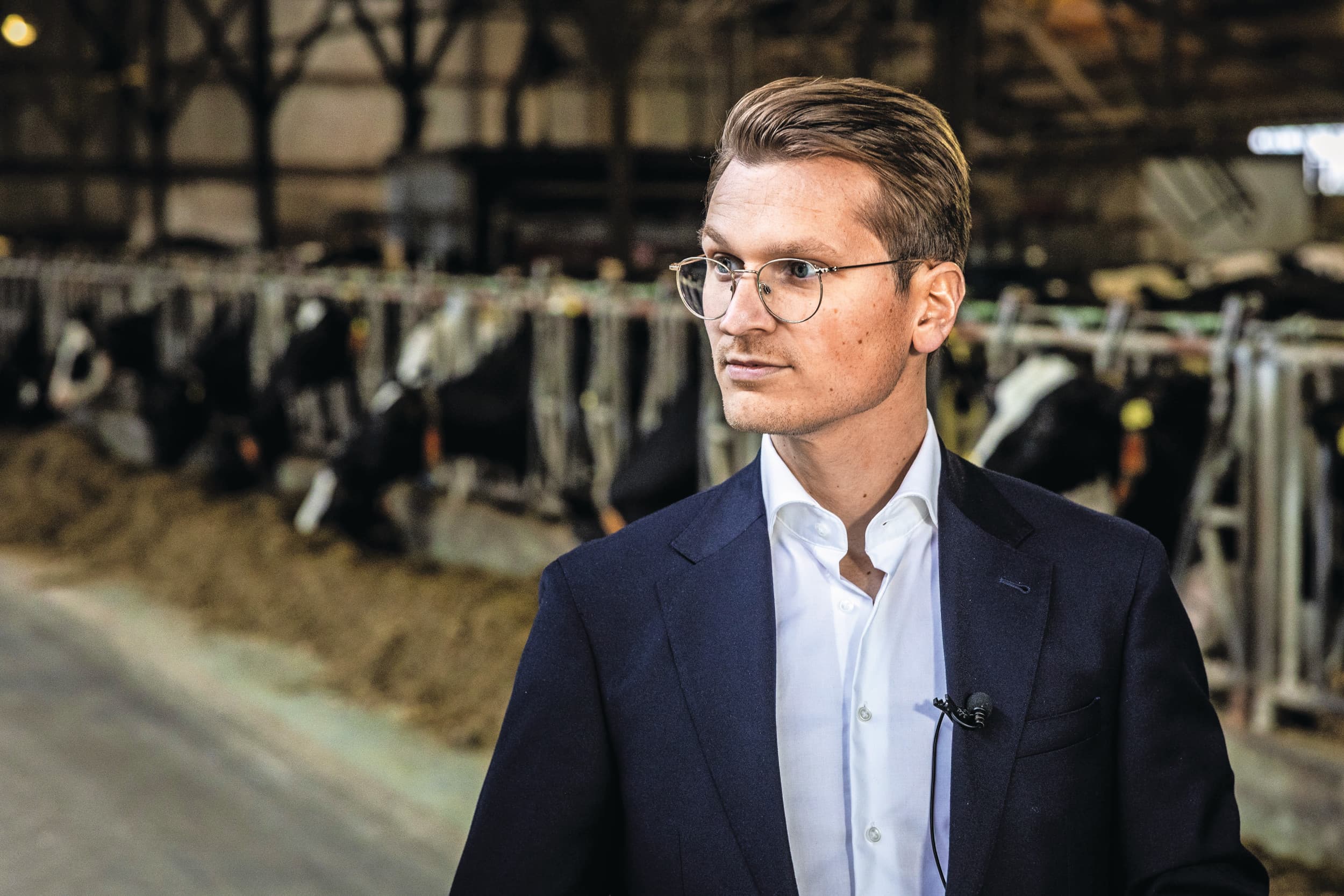 LVVN-minister Jaimi van Essen tijdens een werkbezoek op een melkveebedrijf in Markelo. Foto: ANP