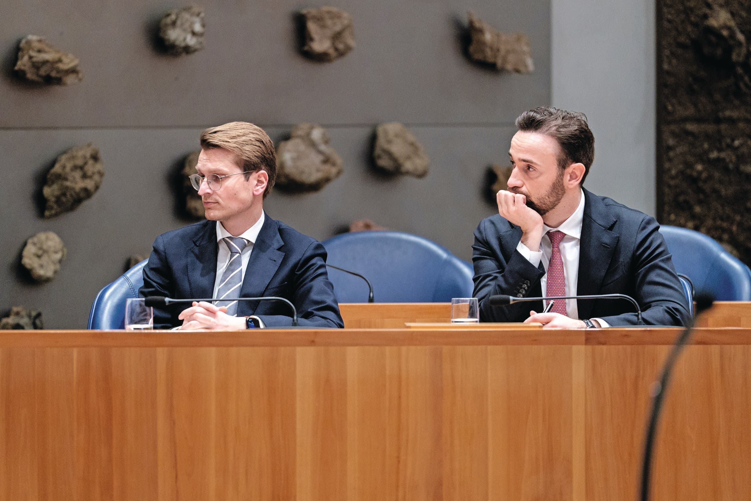 Minister Jaimi van Essen (links) en staatssecretaris Silvio Erkens, beide van het landbouwministerie, luisteren naar de wensen en ideeën van de Tweede Kamer. De bewindslieden mogen volgende week reageren op de Kamerleden. Foto: ANP