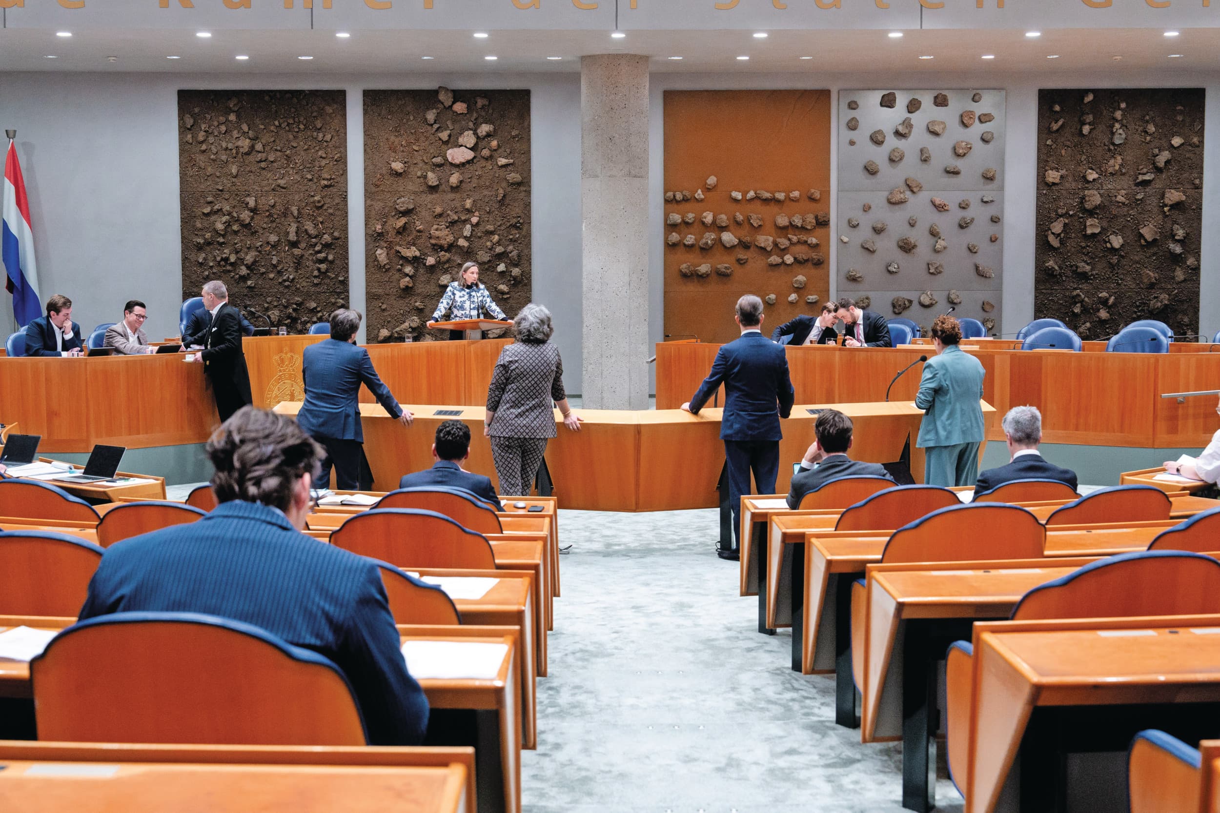 Bij het debat over de landbouwbegroting werd vooral afgetast of en hoe meerderheden gesmeed kunnen worden. Pieter Grinwis (op de rug) bood openlijk medewerking. Foto: ANP