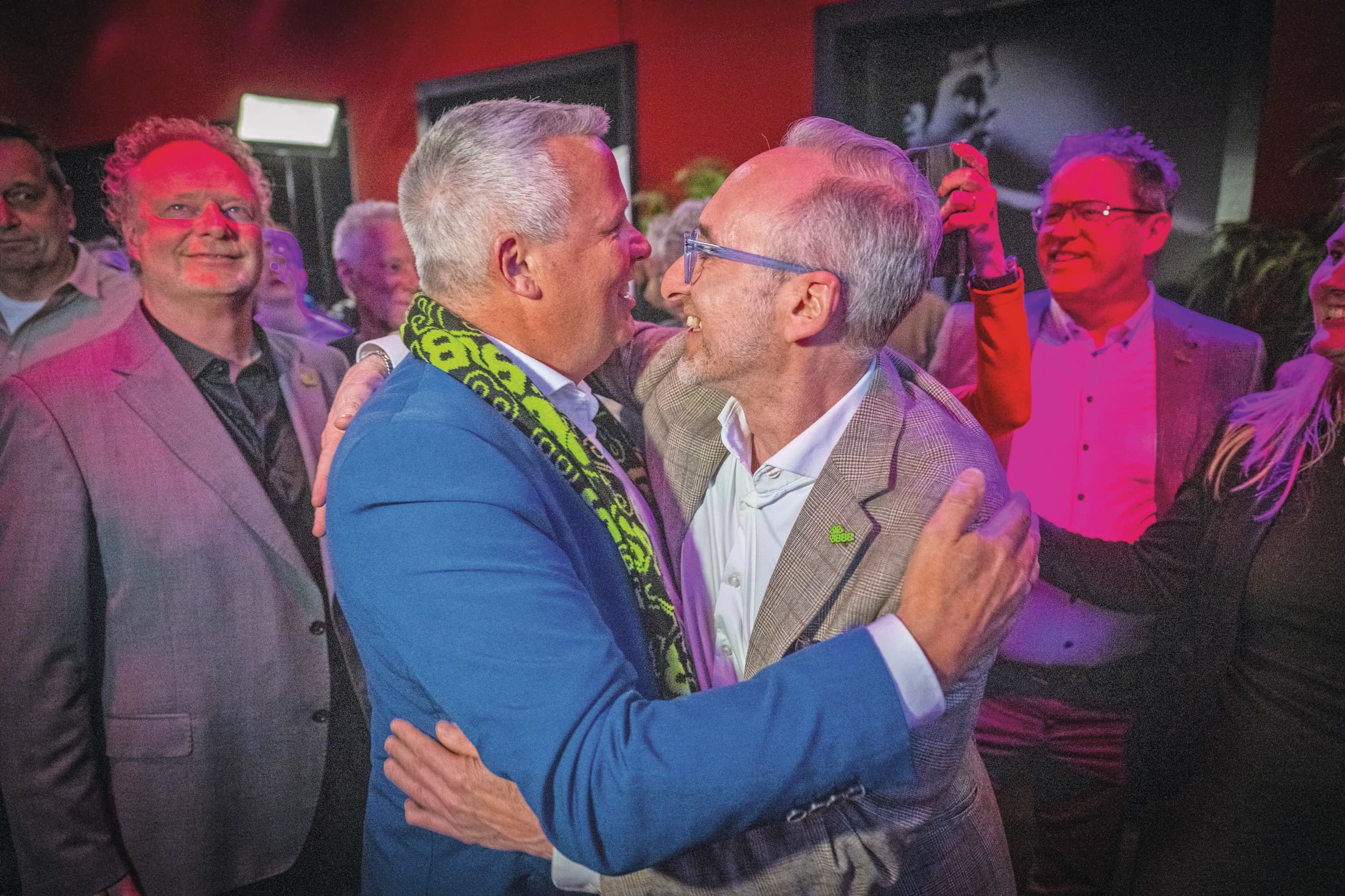 Partijleider Henk Vermeer (links) en BBB-lijsttrekker Lammert Dijkstra in Noardeast-Fryslân en de Tweede Kamer vieren de voorlopige uitslag van de gemeenteraadsverkiezingen. Foto: ANP