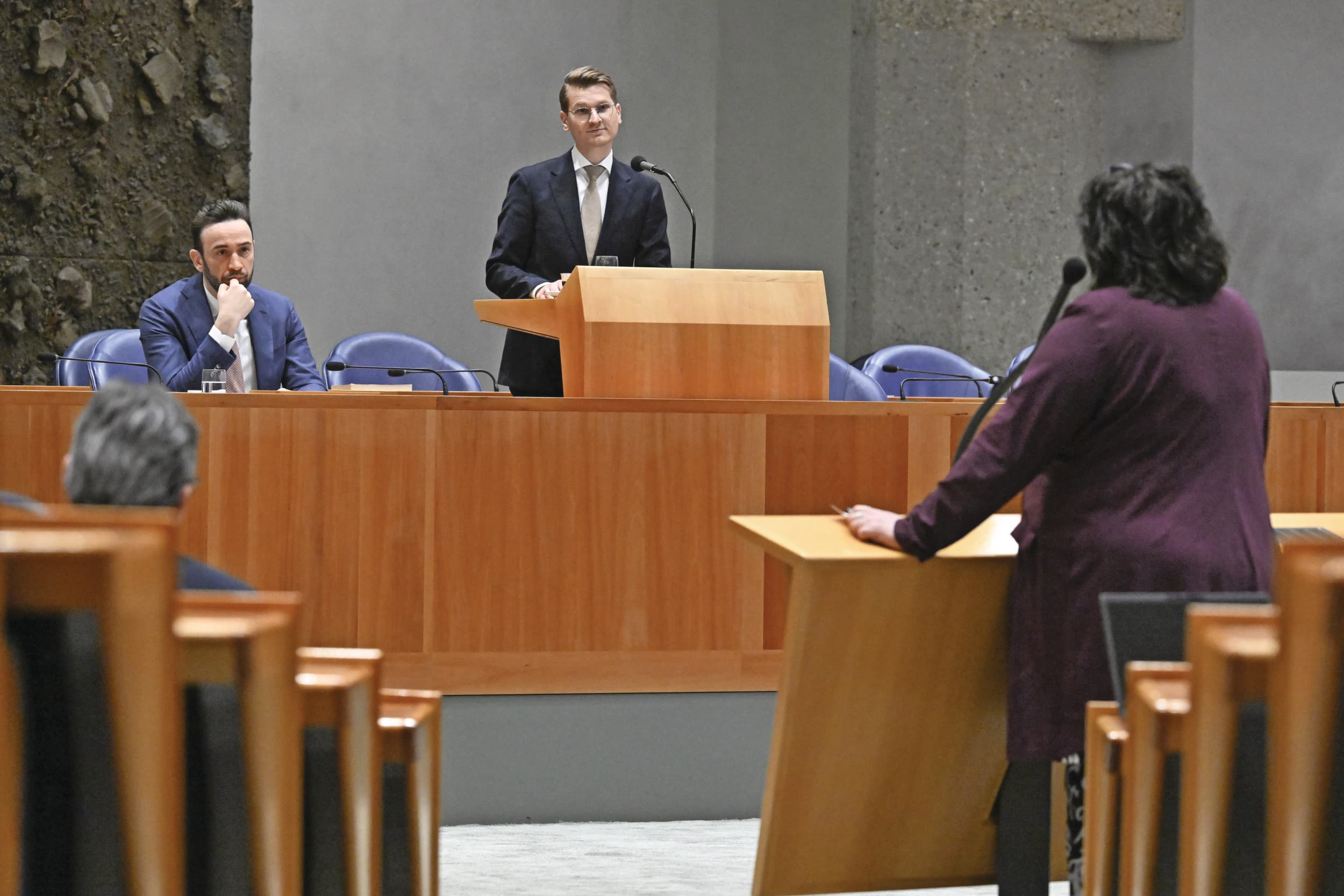 LVVN-minister Jaimi van Essen luistert naar BBB-Kamerlid Caroline van der Plas tijdens het debat over de landbouwbegroting in de Tweede Kamer. Links van hem zit LVVN-staatssecretaris Silvio Erkens. Foto: ANP