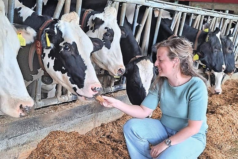 Kennismakelaar melkveehouderij Anouk Schellekens wil veehouders en personeel ondersteunen in vraagstukken. Samen met haar kalverhouderij-collega’s organiseert zij voor de tweede keer een jongerendag rond het kalf. Foto: Anouk Schellekens