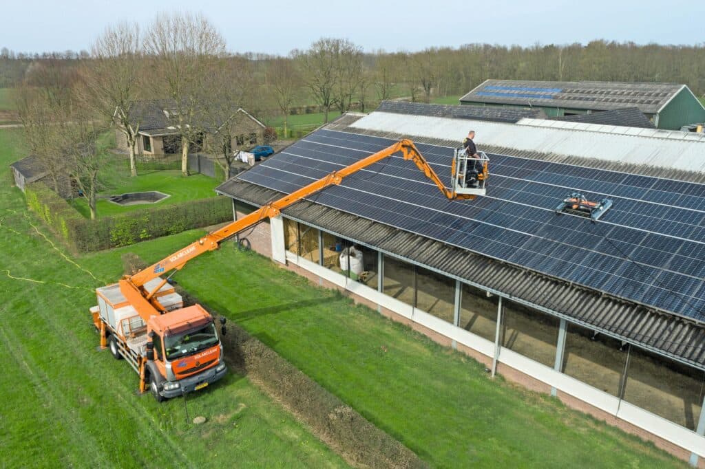 Zonnepanelen rendabel houden is de uitdaging bij die tak van energieopwekking. Lees het artikel over het schoonmaken van zonnepanelen in de themareeks energie. Foto: Bram Becks