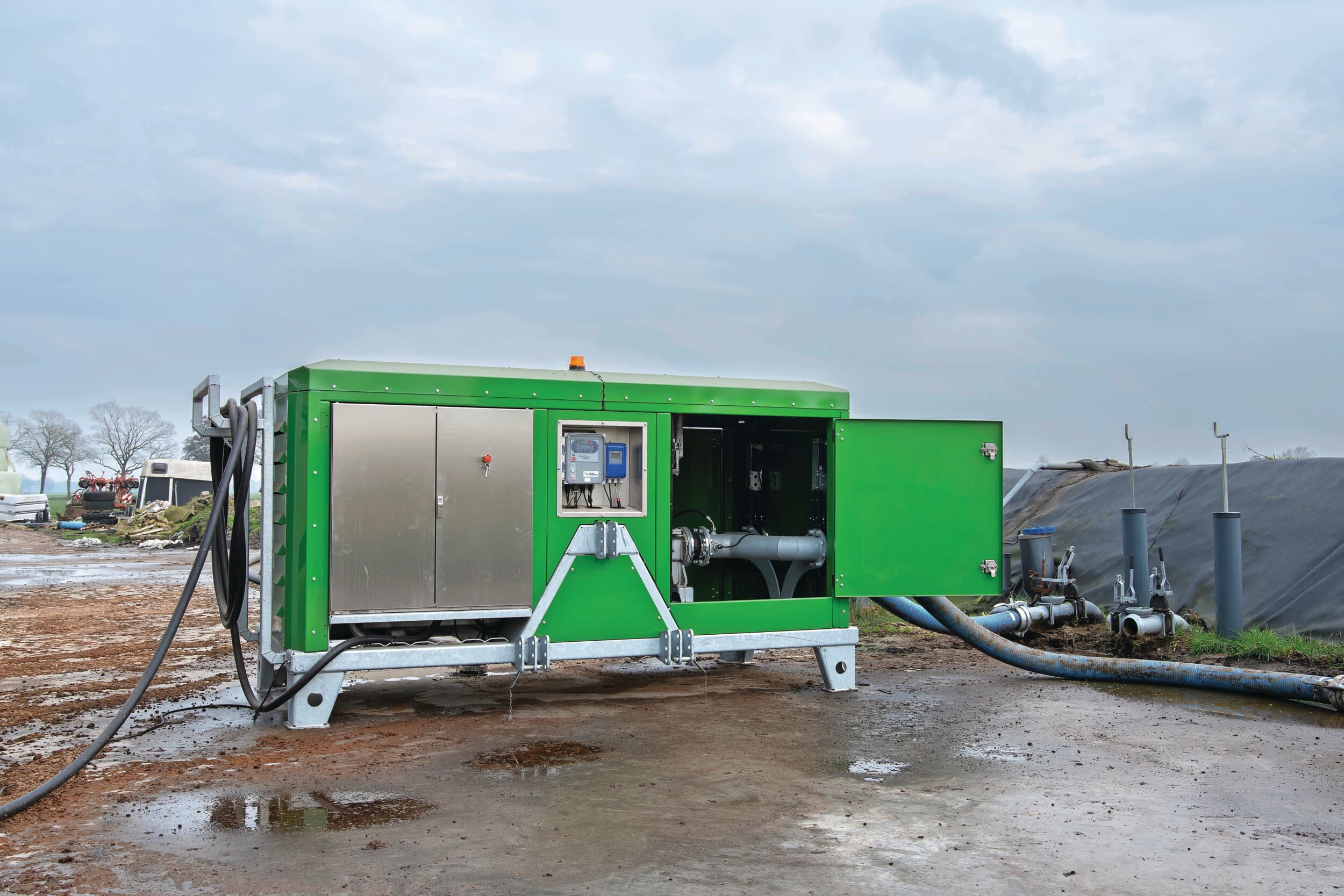 Een elektromotor en een Cornell-mestpomp zijn het kloppend hart van deze sleepslang-pomp-opstelling. Deze mobiele unit staat bij een biologische melkveehouder in Friesland. Foto's: Jacco van Erkelens