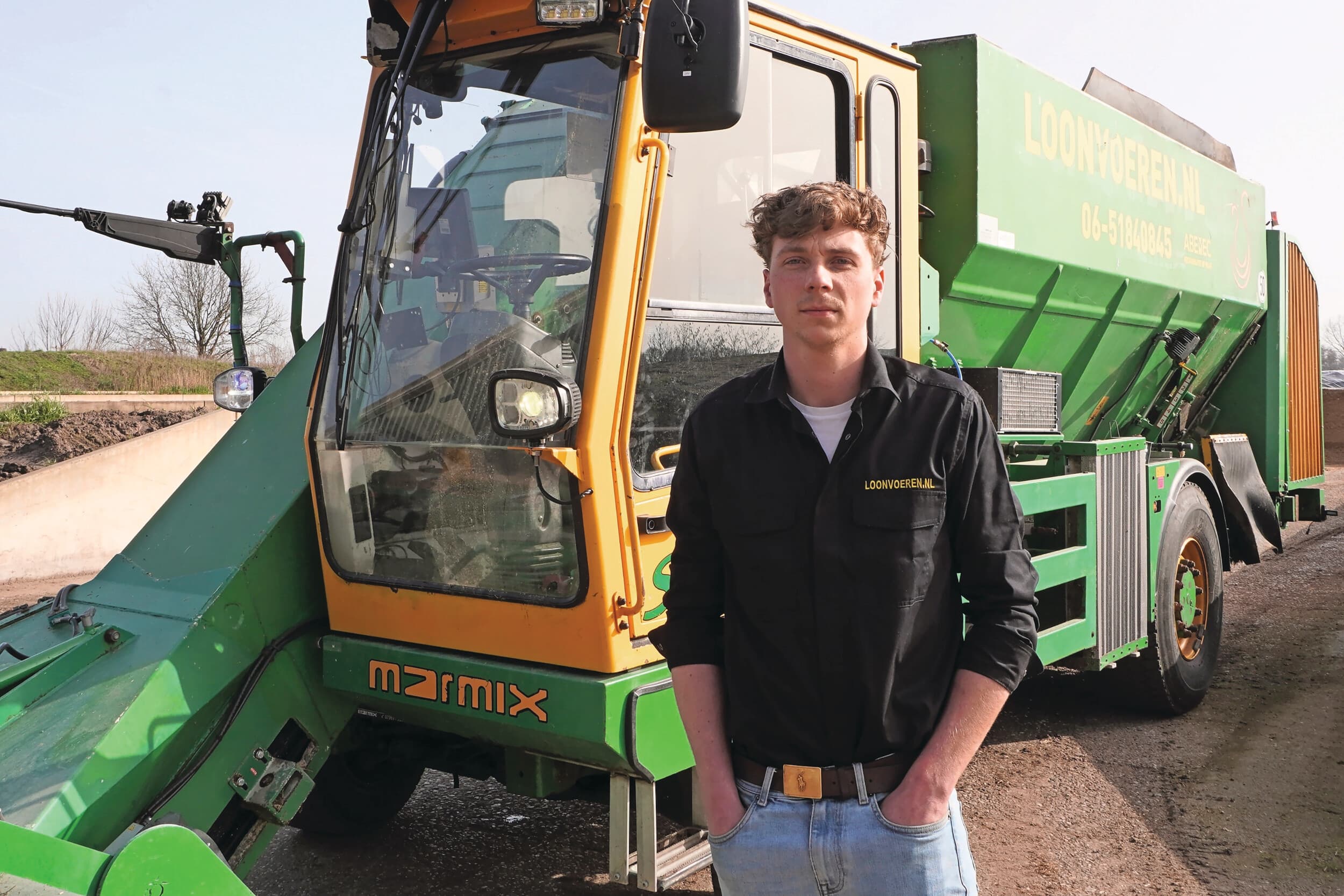 koeien voeren met voermengwagen