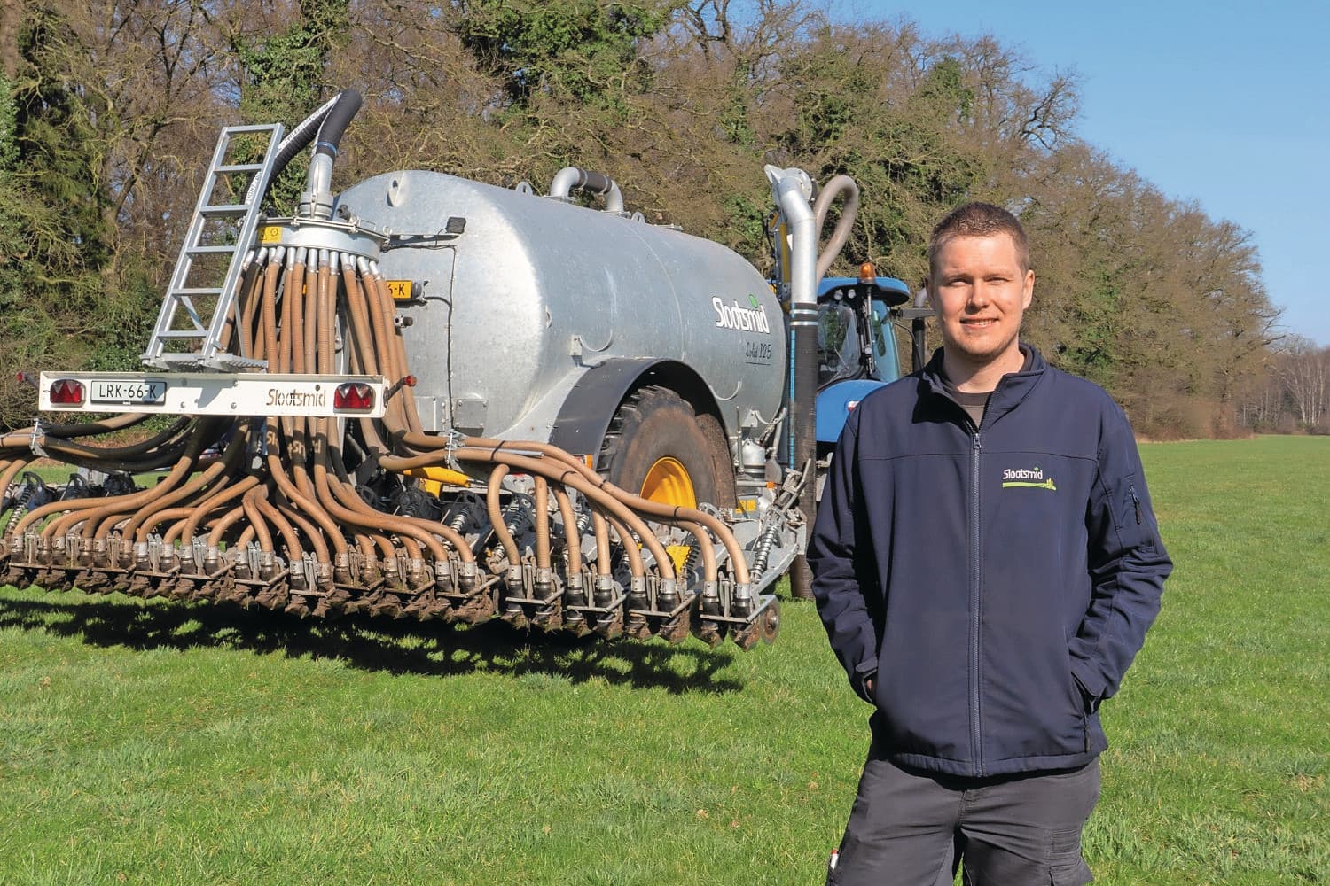Martijn Haijtink bij een bemester van Slootsmid. Foto: Michiel Eberwijn