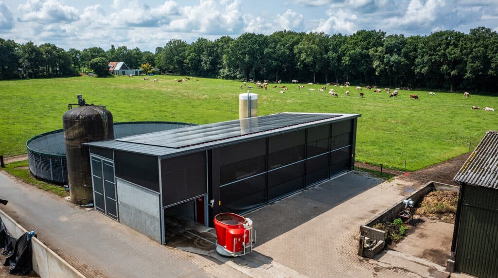 De voerkeuken is in een apart gebouw geplaatst.