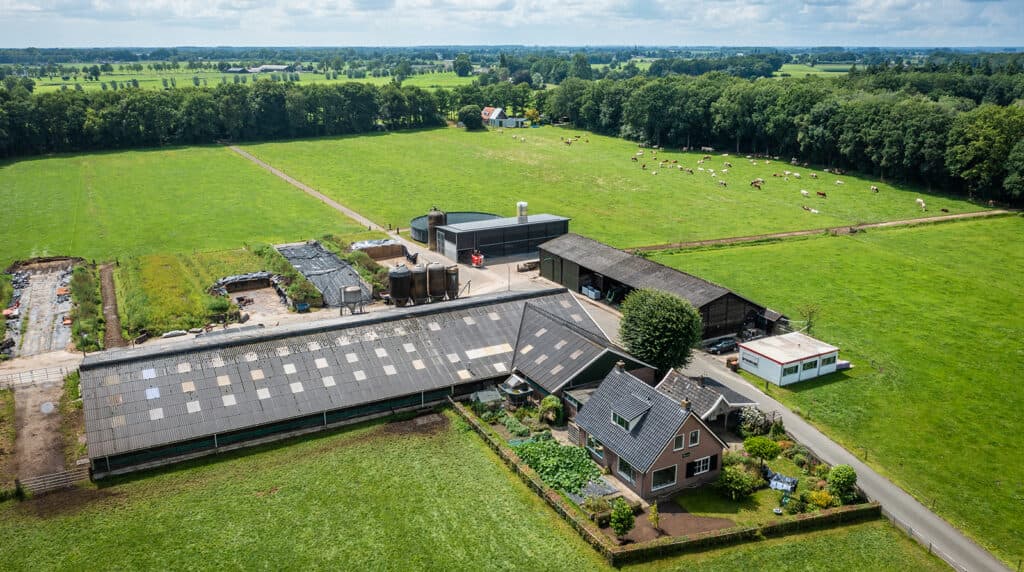 De jonge melkveehouder nam het bedrijf het afgelopen jaar over van zijn ouders. 