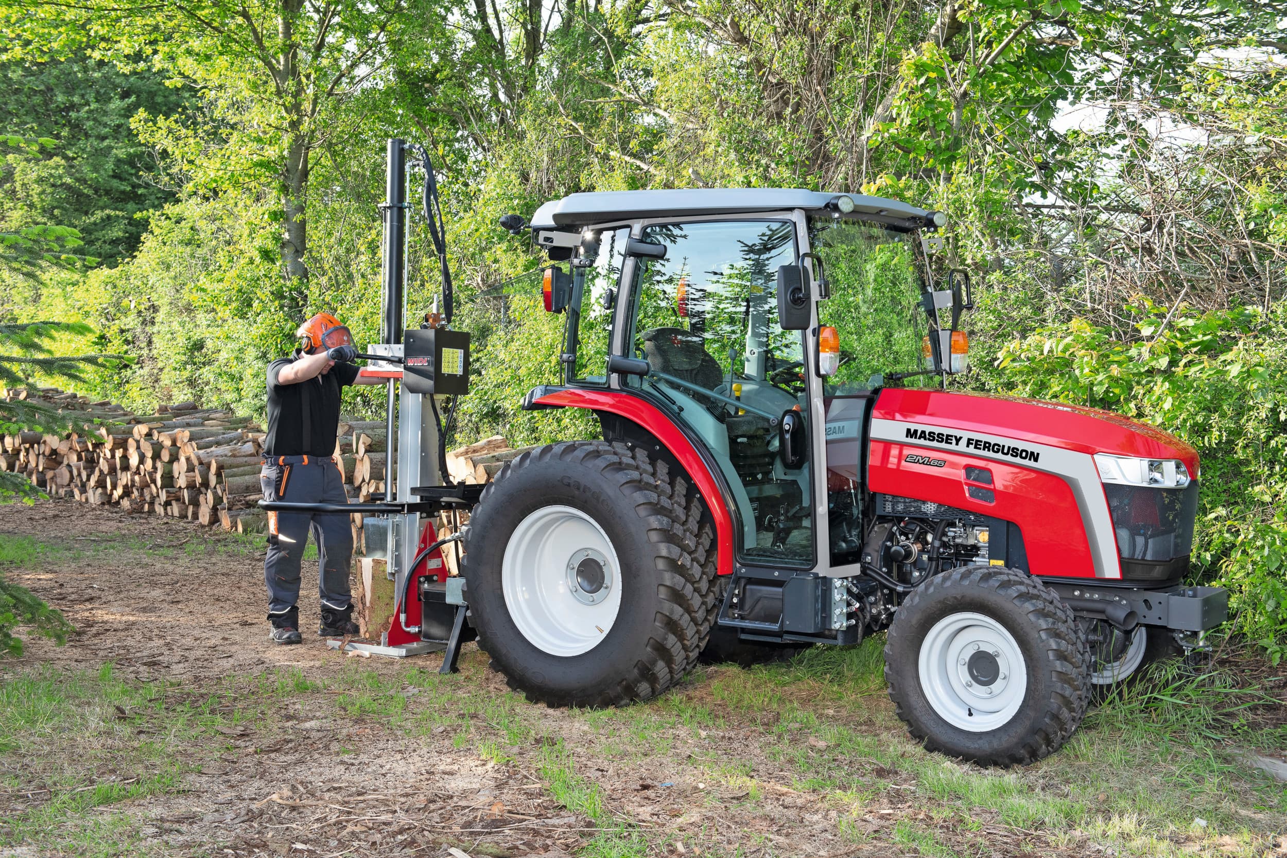 De twee nieuwe compacttrekkers vallen onder de series M1, de driecilindervariant, en de M2, de viercilindervariant die op de foto te zien is. De trekkers hebben een vermogen tussen de 25 en 65 pk en vervangen de oude 1700-serie. Foto: Massey Ferguson