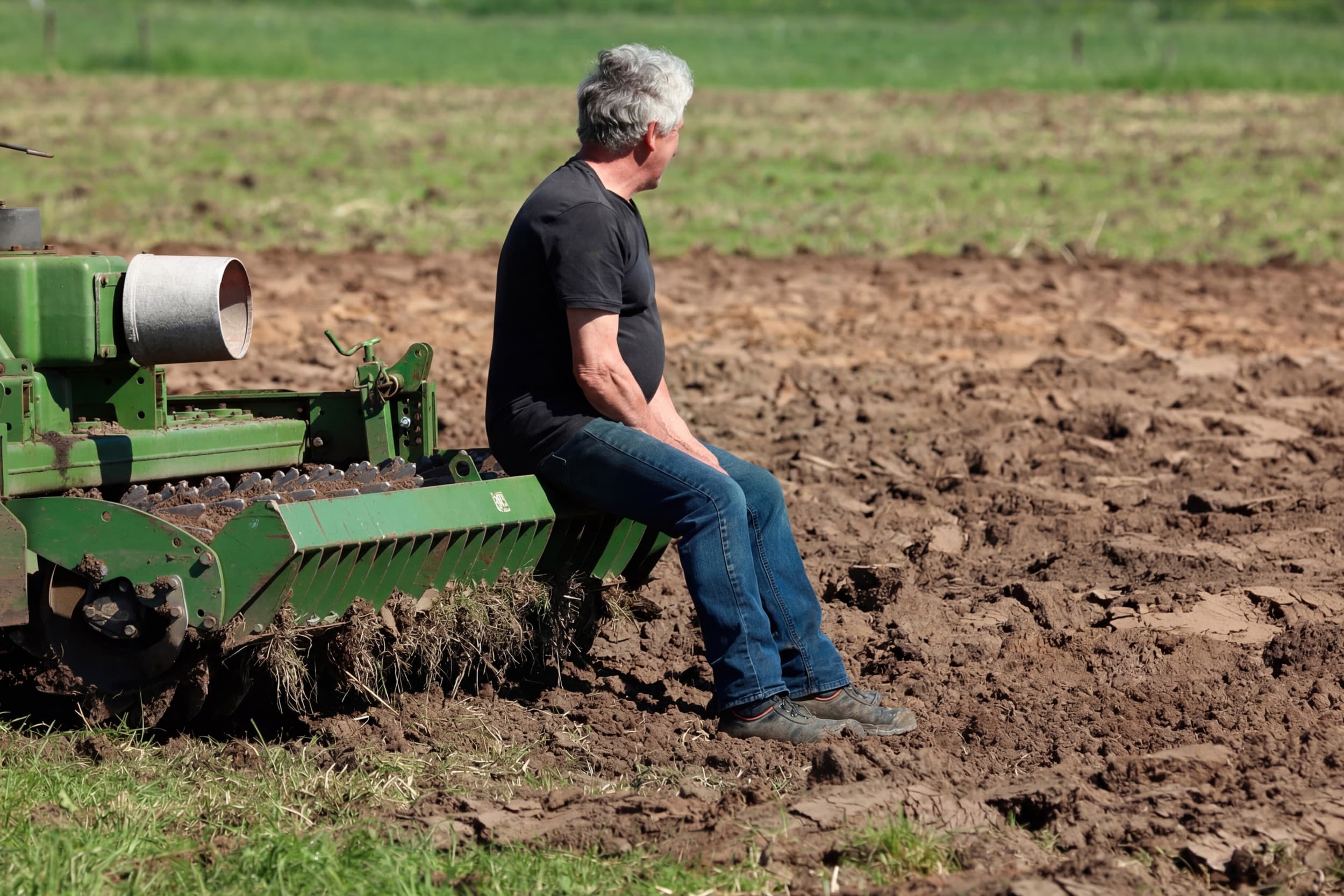 Als het bedrijfshoofd het bedrijf eenmaal heeft overgedragen aan de opvolger, is het zoeken naar een nieuwe balans. Je bent immers niet ineens boer-af en de verbondenheid met het bedrijf blijft groot. Foto: Henk Riswick/AI.