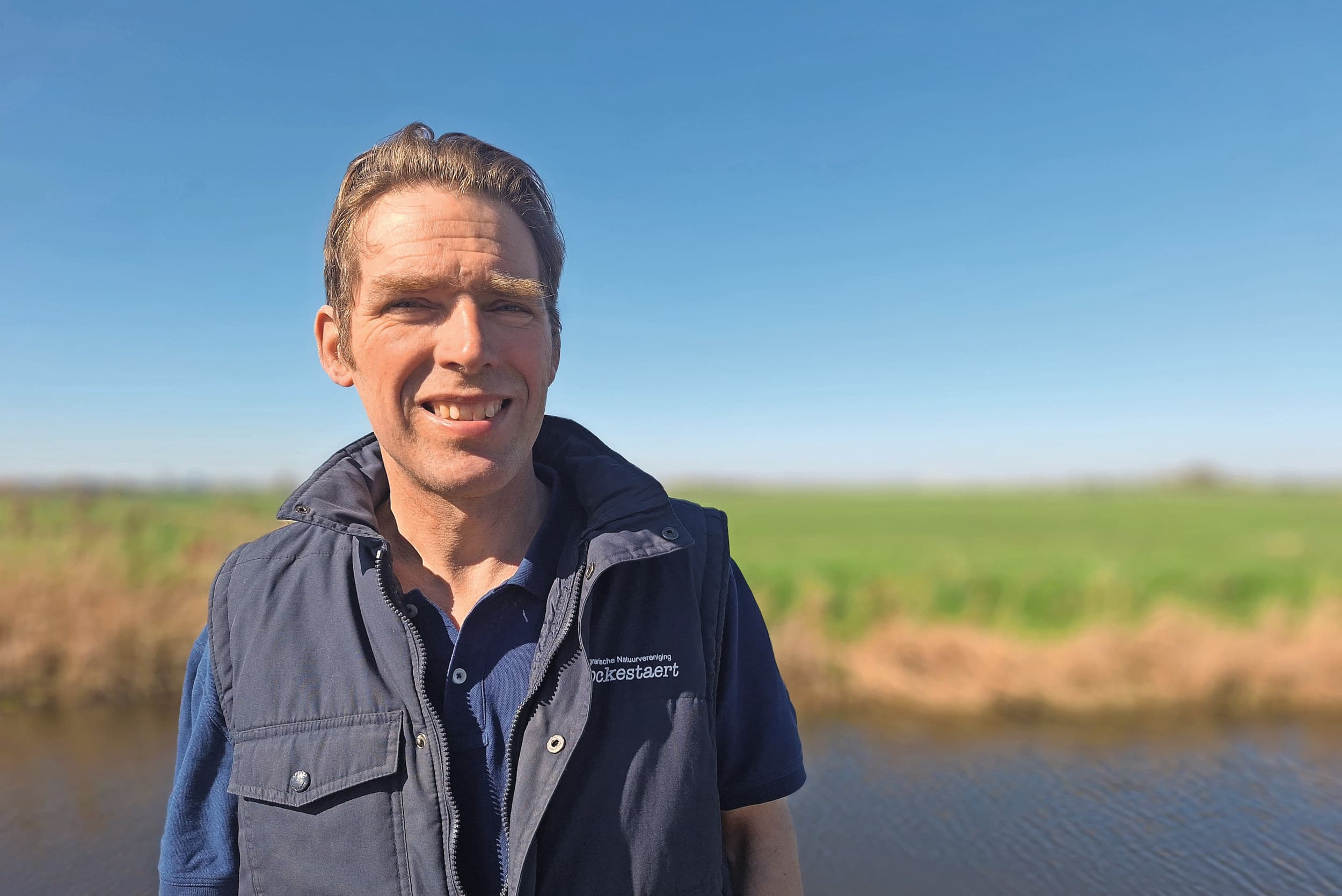 Dirk Gravesteyn heeft op zijn biologisch melkveebedrijf in Pijnacker 50 melkkoeien. Dit jaar breidde hij het weidevogelbeheer verder uit. Foto: Laura Lenderink
