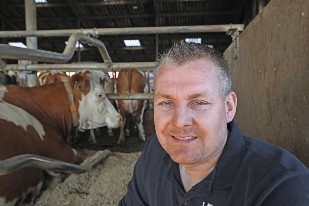 Sander (36) en Joyce (30) Tiecken hebben in maatschap met Herman en Jaan Lucassen een biologisch melkveebedrijf in Aerdt (Gld.). Foto: Henk Riswick