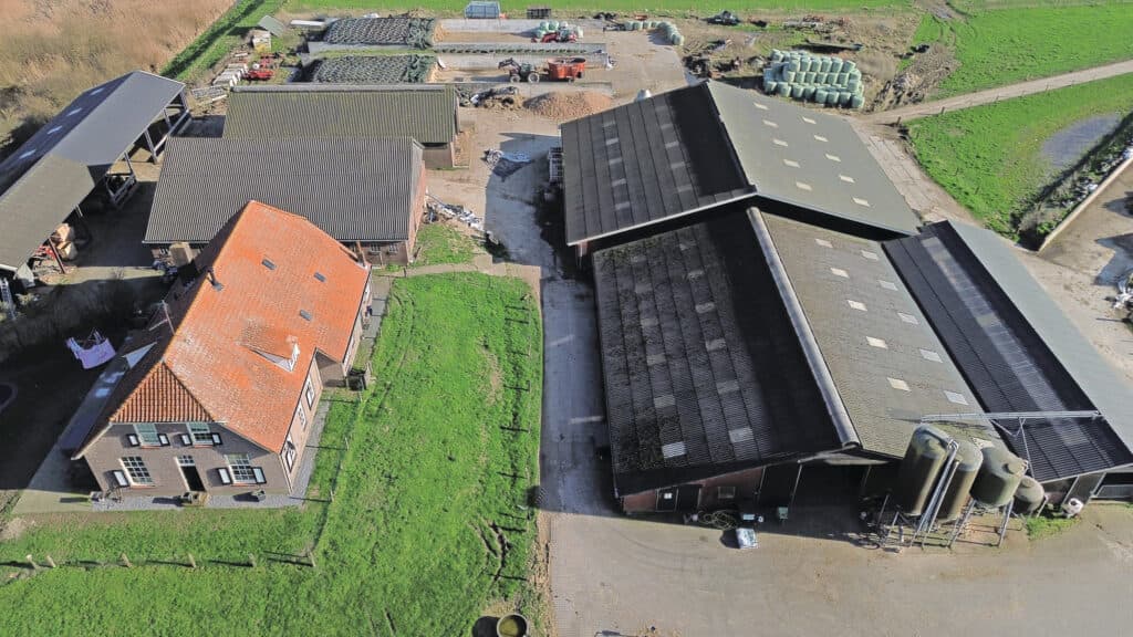 Het bedrijf neemt deel aan de Europese extensiveringsregeling. Daarvoor mag het niet meer dan 150 kilo stikstof per hectare uit dierlijke mest produceren en toepassen. Foto: Henk Riswick