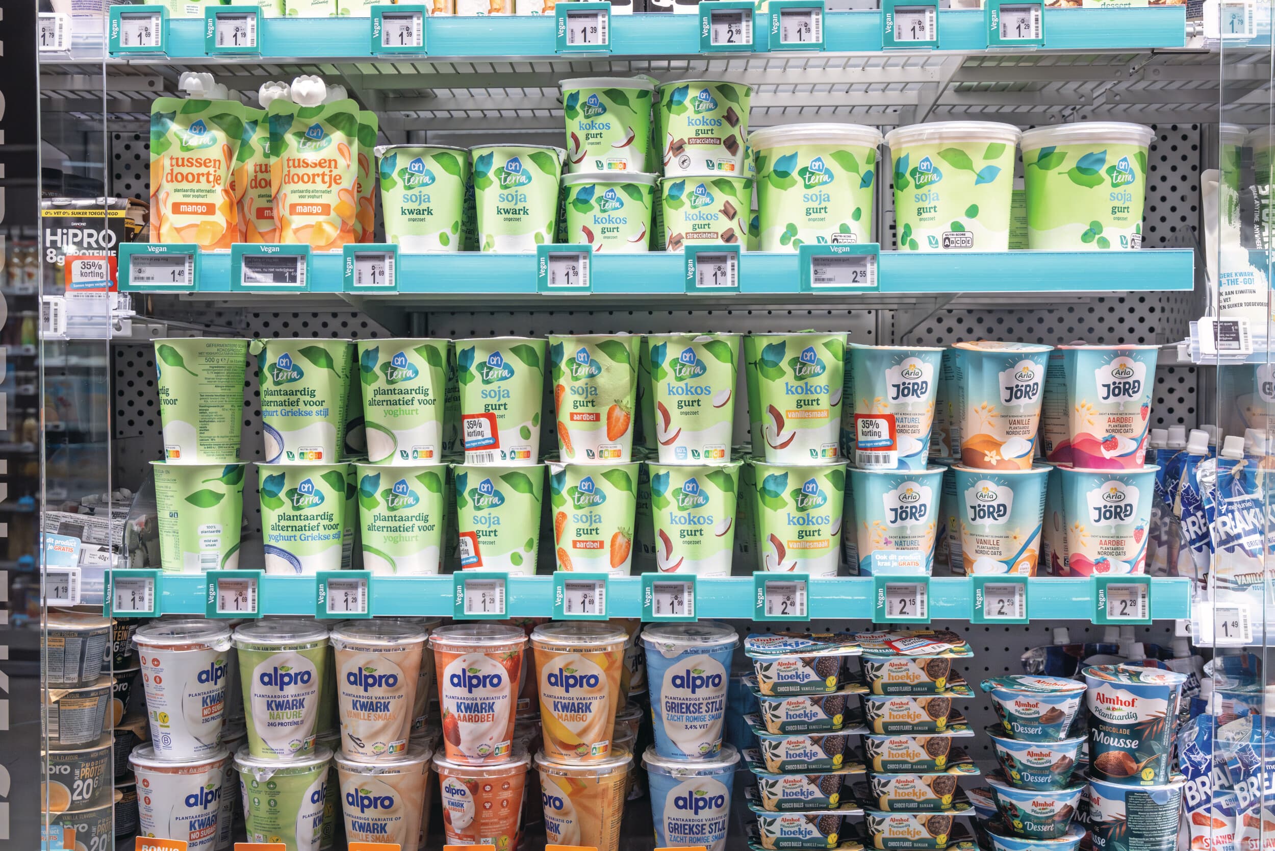 Alternatieven voor zuivel in het supermarktschap. Het merk Alpro is van Danone. Foto: Koos Groenewold