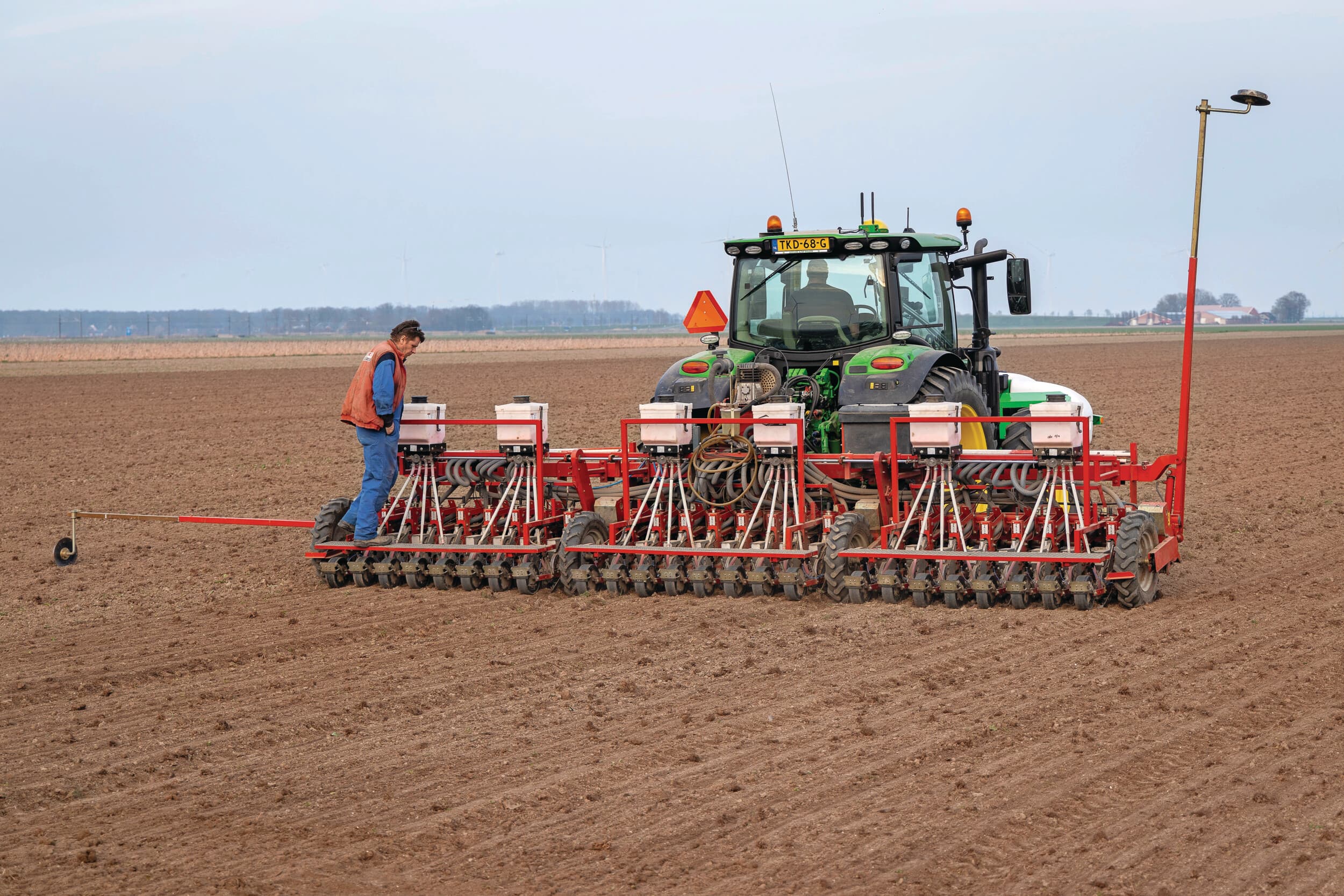 Bieten zaaien in Oostelijk Flevoland, voorjaar 2026. Op verschillende plaatsen in Nederland is het voorjaarswerk gestart. Naast het zaaien van bieten zijn op de lichtere gronden naar verwachting ook de eerste aardappelen gepoot. Foto: Koos Groenewold