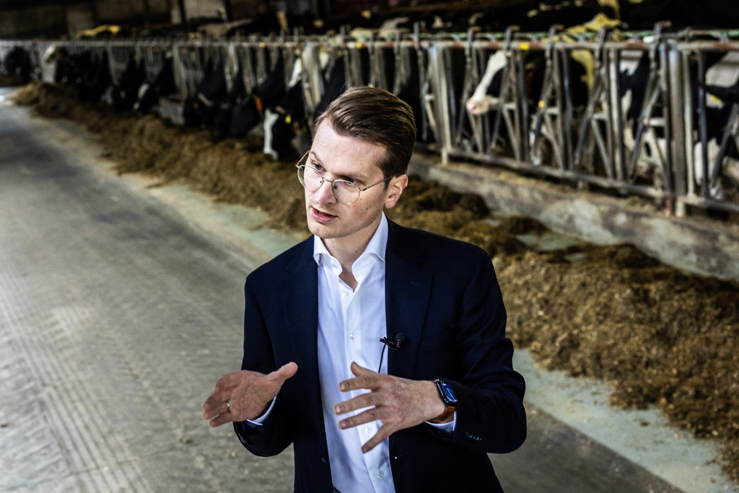 Minister van Landbouw Jaimi van Essen tijdens een bezoek aan een melkveehouderij. Foto: ANP