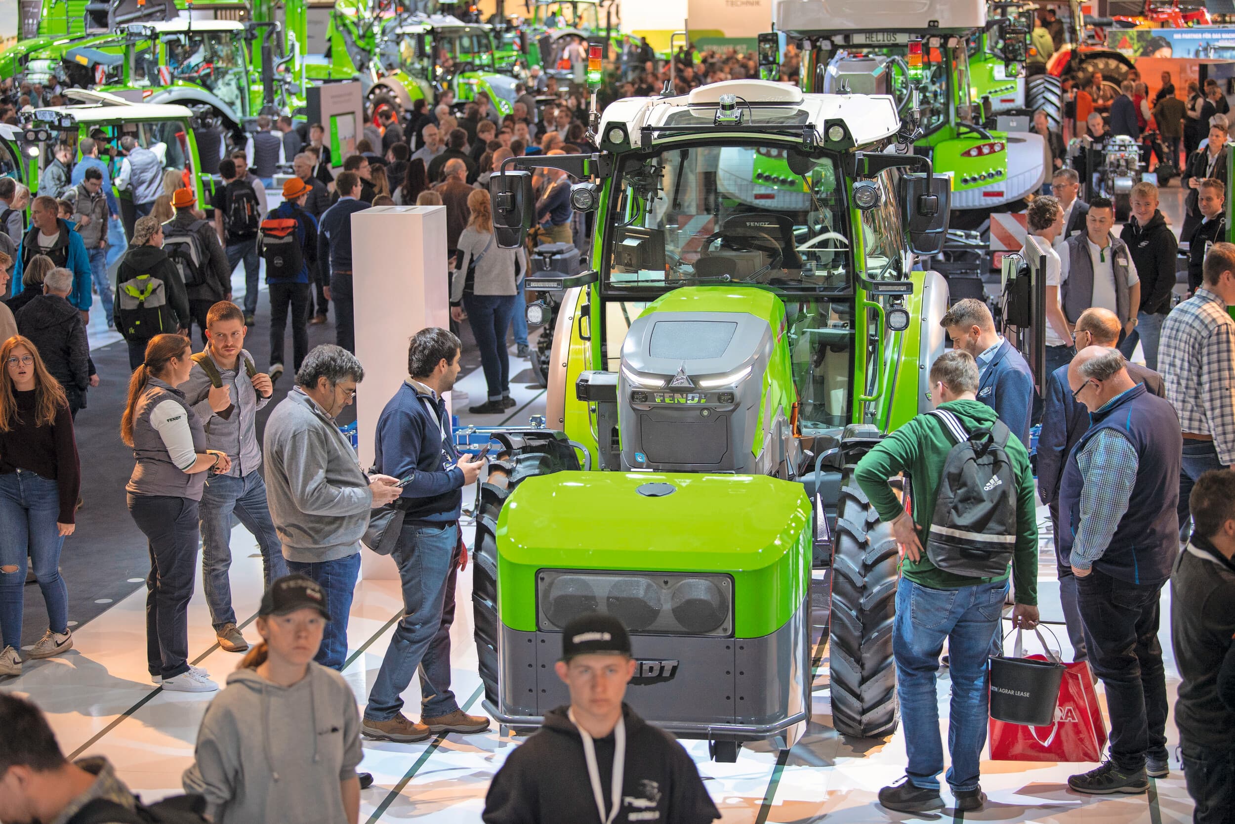 Een elektrische Fendt op vakbeurs Agritechnica 2025. De Subsidie Emissieloos Landbouwmaterieel (SEL) omvat €8,6 miljoen voor de aanschaf van elektrische trekkers en landbouwvoertuigen die vooral voor de grondgebonden teelt worden gebruikt. Foto: Mark Pasveer