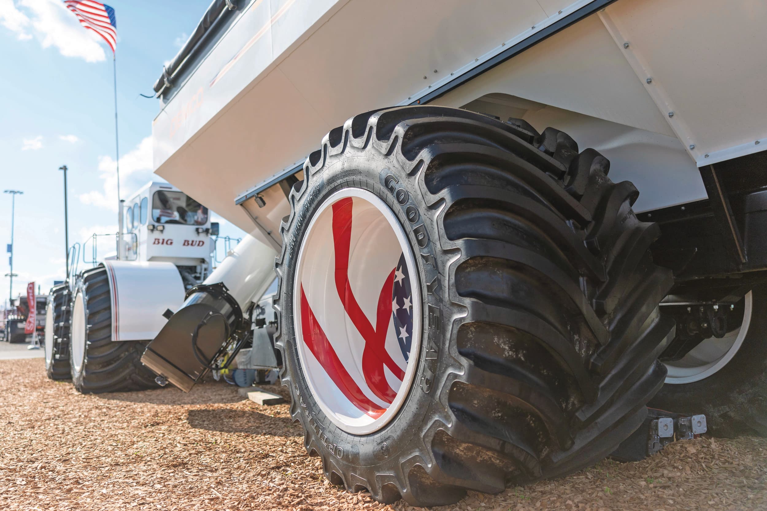 De LSW 1400 is met zijn 1,4 meter breedte en 2,10 meter hoogte de grootste landbouwband ter wereld. De band is populair in de Verenigde Staten, waar hij vaak te zien is onder grote (knik)trekkers, overlaadwagens en zelfrijders. Foto: Mark Pasveer