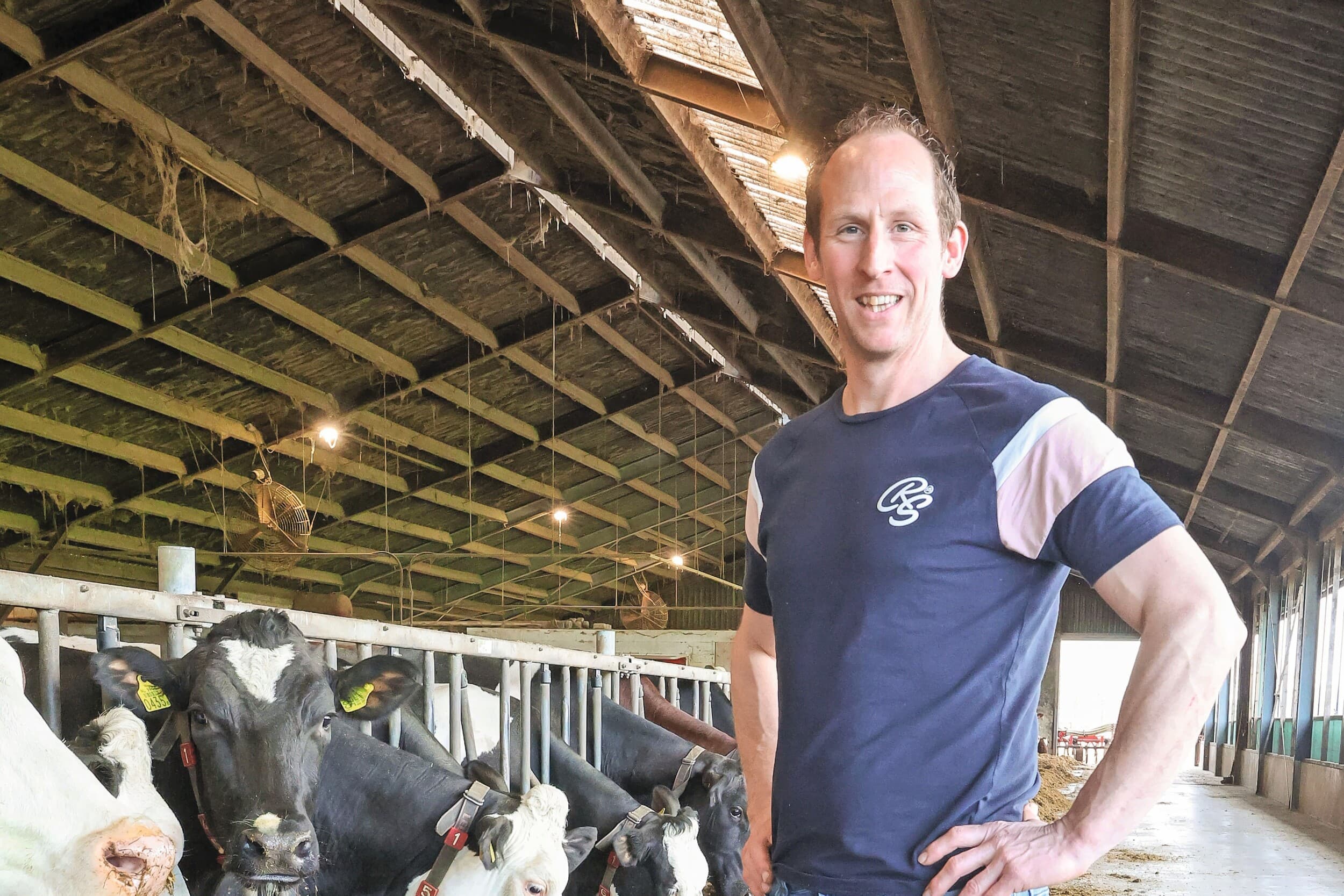 Pieter (44) en Laura (44) Verhagen houden in Sint-Oedenrode (N.-Br.) in maatschap 230 melkkoeien en 110 stuks jongvee op 55 hectare, waarvan 30 eigendom. De koeien produceren gemiddeld 11.700 kilo melk met 4,2% vet en 3,52% eiwit. Naast het melkveebedrijf heeft Pieter met zijn broer in een bv een agrarisch loonbedrijf.Strategie: gestage groei, kansen zien en grijpen. Foto's: Bert Jansen