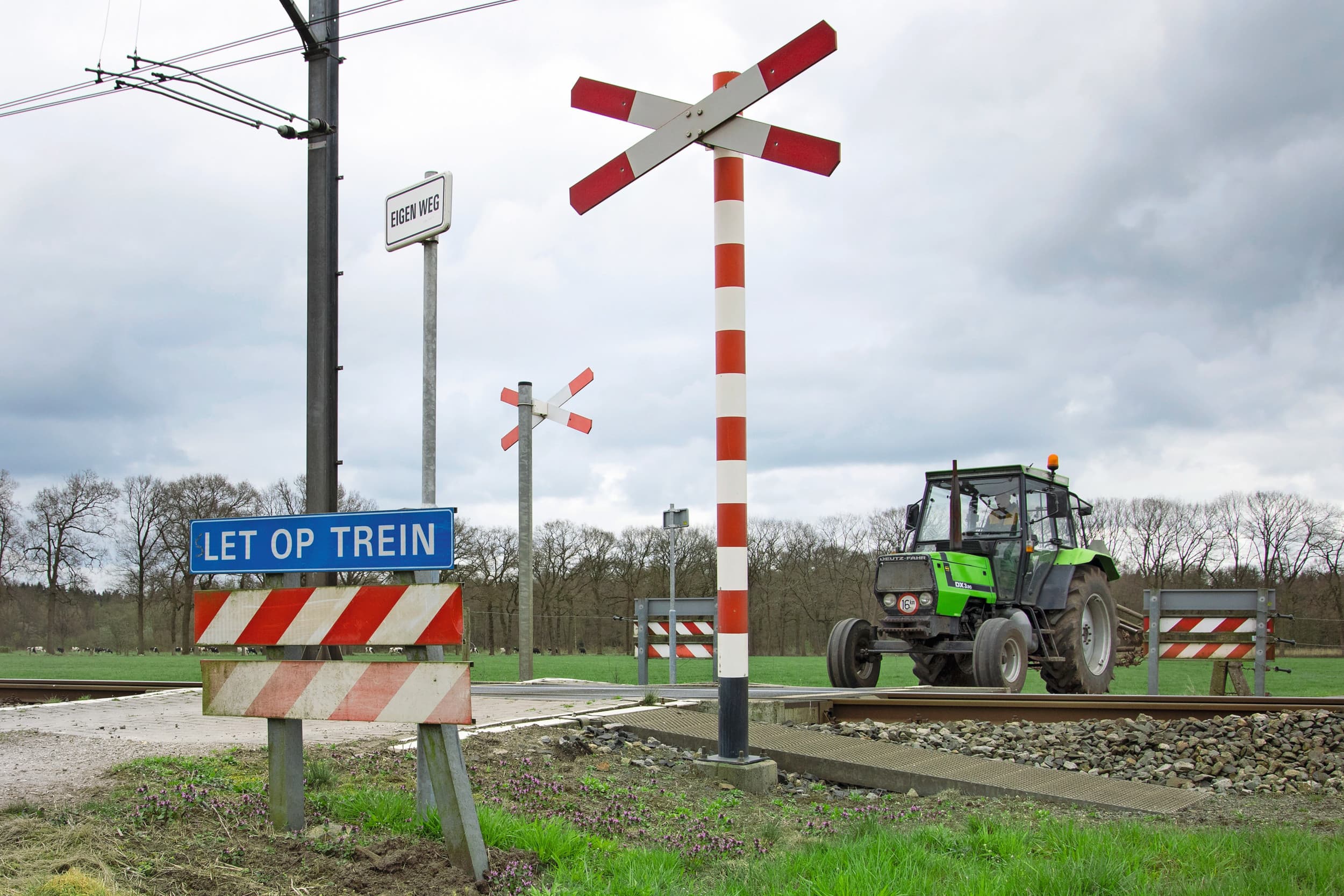 ProRail heeft niet overal langs het spoor zelf afrasteringen geplaatst. Dit hangt af van een plaatselijke risicoanalyse. Onbewaakte overgangen, zoals op deze foto, worden zo veel mogelijk opgeheven of aangepakt. Foto: Ruud Ploeg