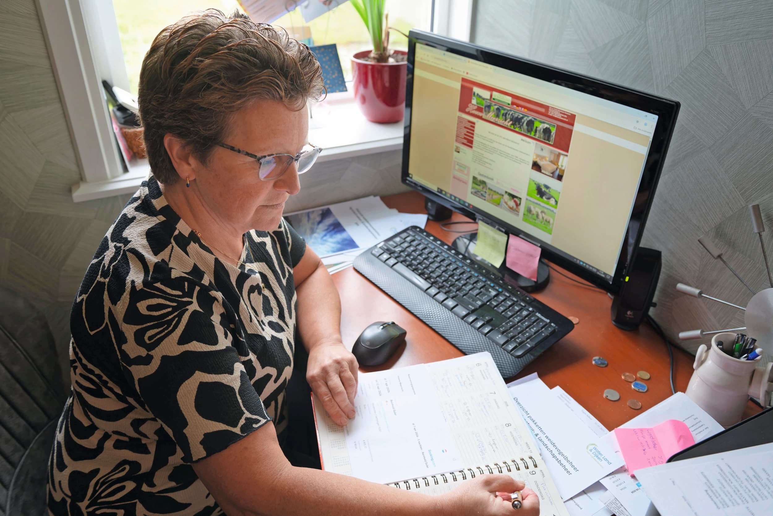 Paula had jarenlang een administratieve baan bij een makelaars- en een administratiekantoor. Bij het runnen van het melkveebedrijf en de bed and breakfast is ook de nodige administratieve kennis vereist.