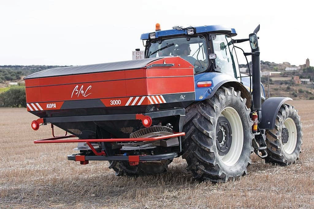 TractorGPS, een precisielandbouwspecialist uit Bellingwolde (Gr.), is importeur geworden van het Spaanse merk BMC Agrícola. BMC is gespecialiseerd in de productie van kunstmeststrooiers, zoals deze Kopa 3000. Foto: TractorGPS