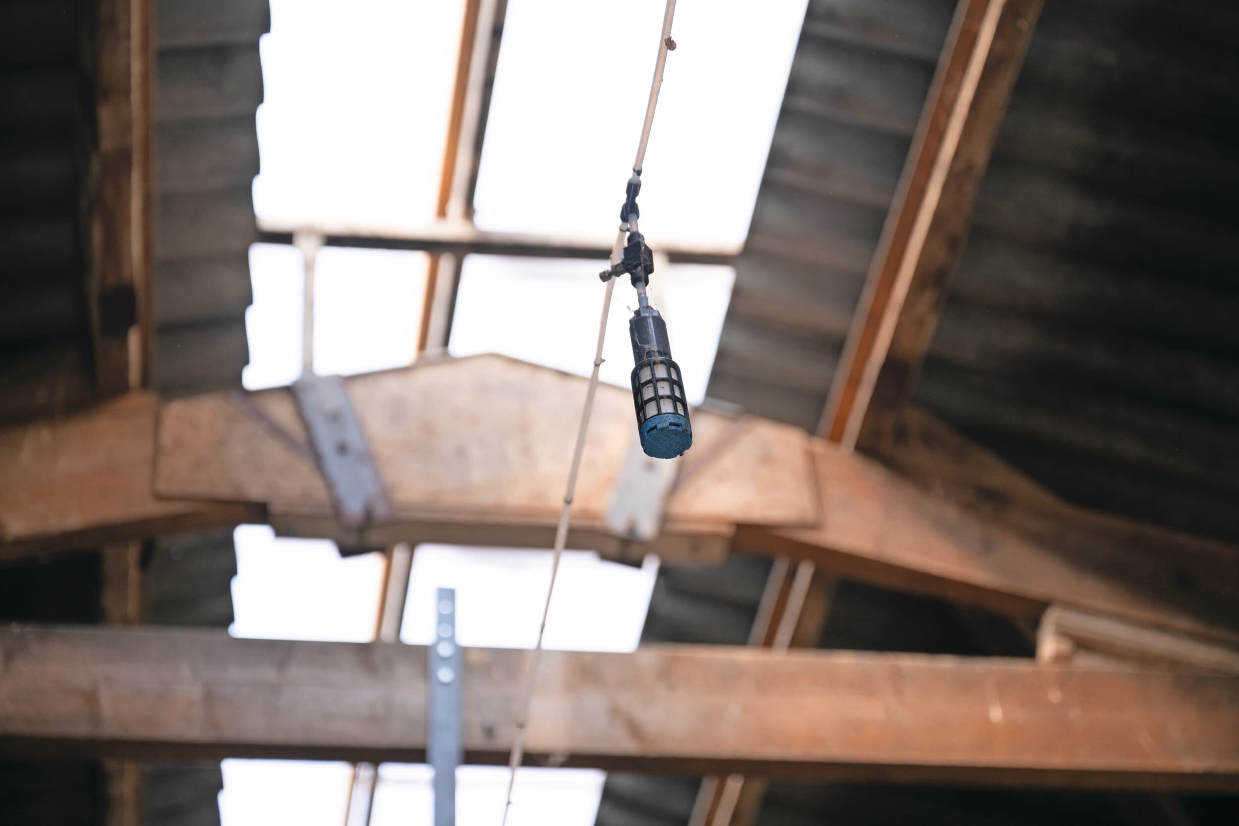 Een ammoniaksensor in een melkveebedrijf. In de rechtszaak – die gaat over twee varkensbedrijven – ging het onder meer over de vraag hoe precies zulke sensoren zijn en hoe vaak ze geijkt moeten worden. Bij vergunningen met doelvoorschriften spelen zulke meetinstrumenten een belangrijke rol. Foto: Michel Velderman