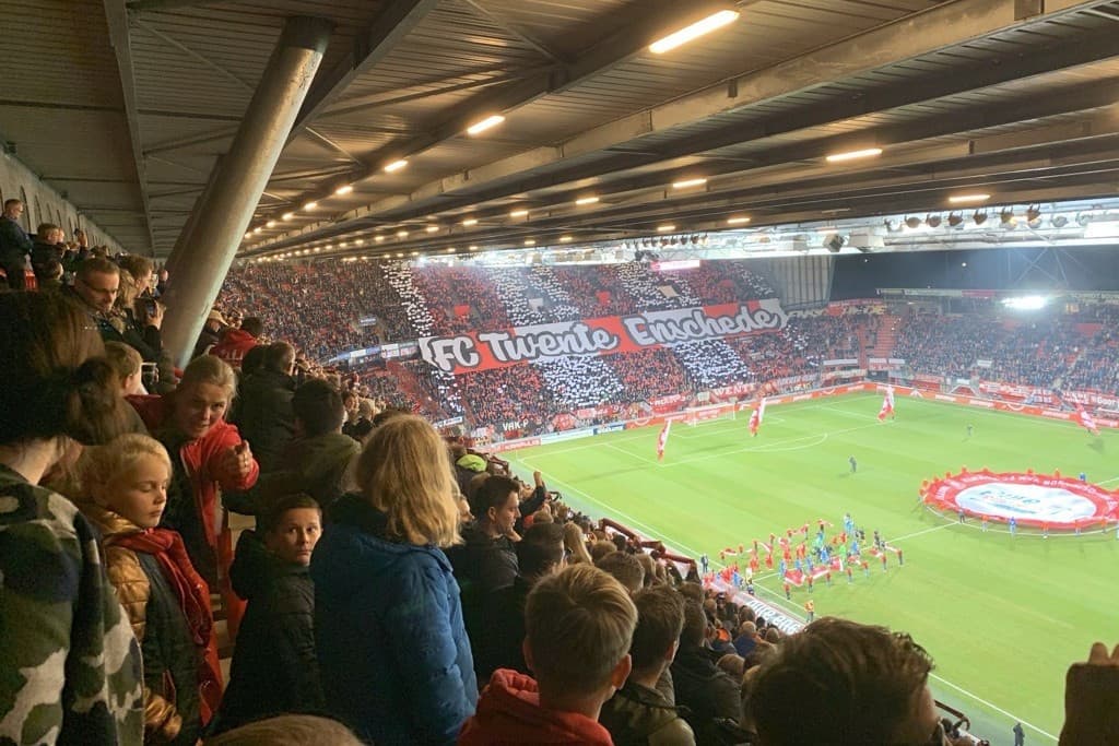 Mag een bv voetbalkaartjes voor de dga aftrekken als zakelijke kosten? Foto: Martijn ter Horst