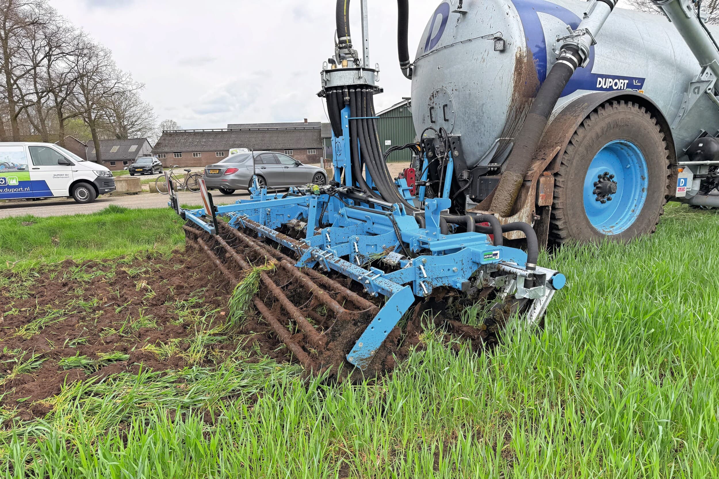 Duport heeft een nieuwe bouwlandbemester ontwikkeld. De machine heeft een werkbreedte variërend van 3 tot en met 6 meter en is optioneel uit te rusten met afsluitbare slangen en sectieafsluiting. Foto: Duport