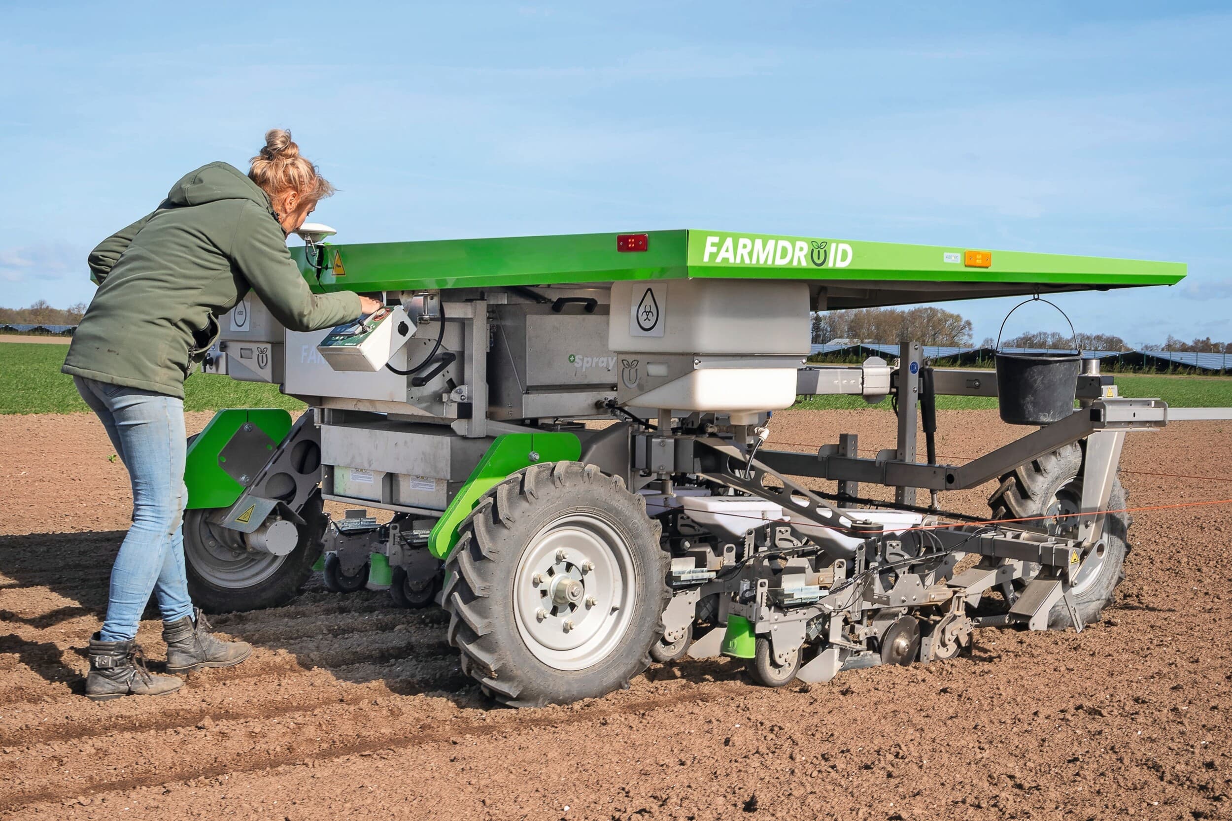 Mariëlle Keijzer loopt op tweede paasdag wat instellingen na nadat ze de FarmDroid FD20 net weer aan het zaaien van suikerbieten heeft gezet. Die was eerder stil komen te staan omdat de accu’s te leeg waren geraakt. Foto's: Koos Groenewold