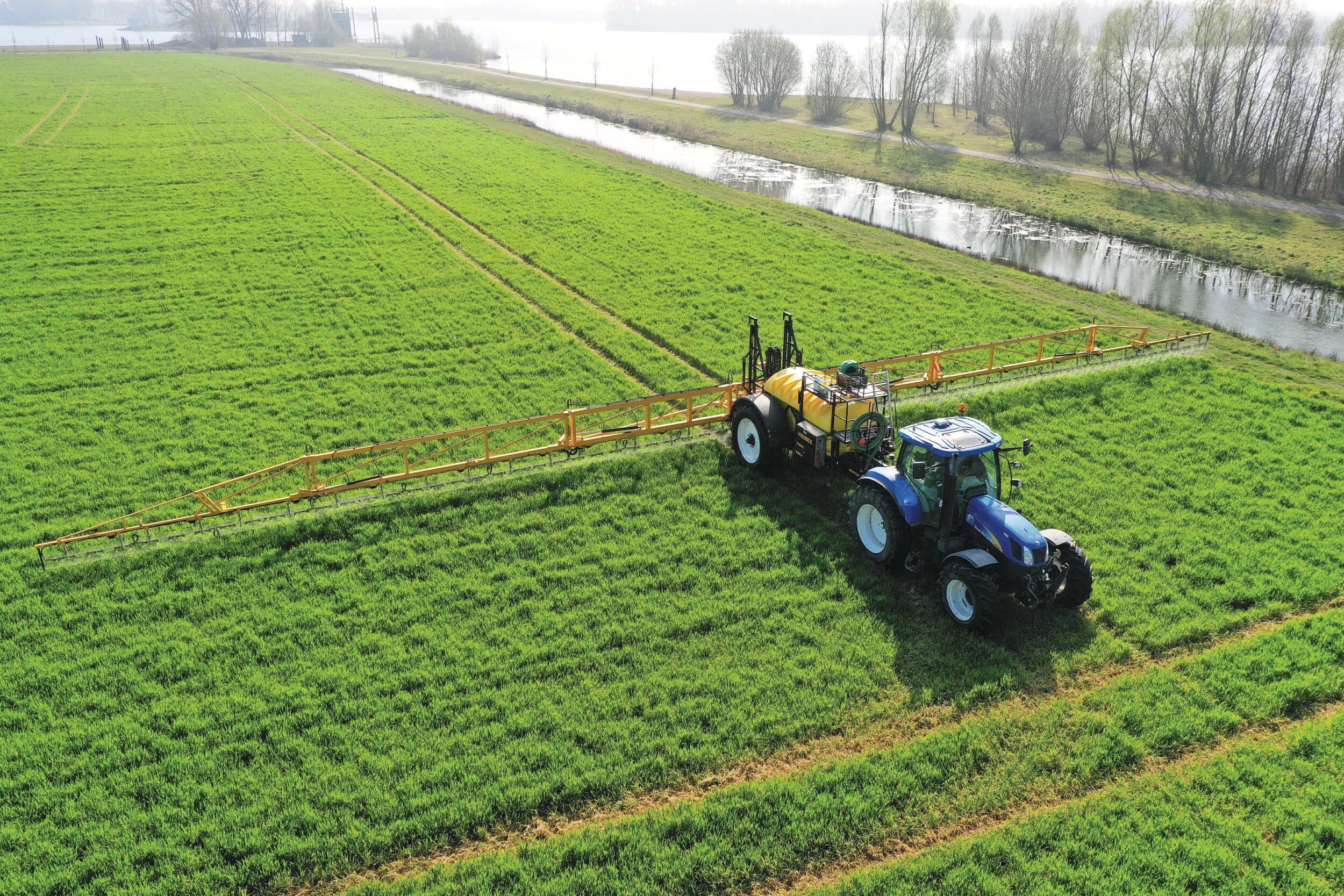 Bij het spuiten zelf moet je afstand houden van oppervlaktewater. Ook als je je spuit vult met slootwater moet je afstand van de sloot houden om vervuiling te voorkomen. Foto: ANP