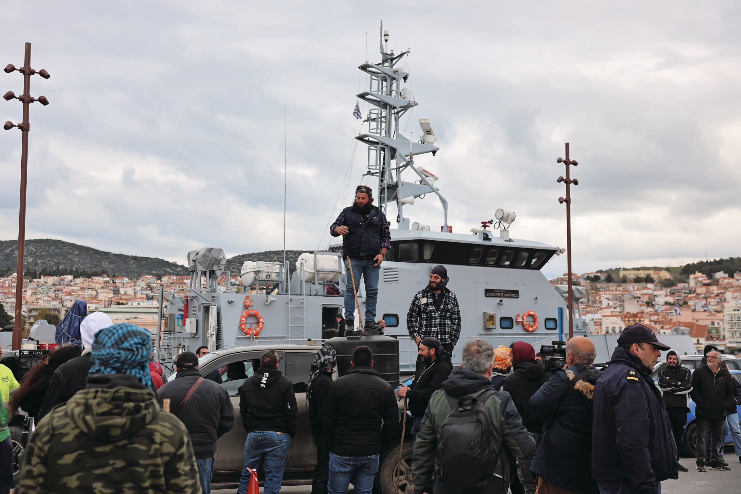 Protesterende boeren blokkeren de haven van Mytilini op het Griekse eiland Lesbos. Foto: ANP