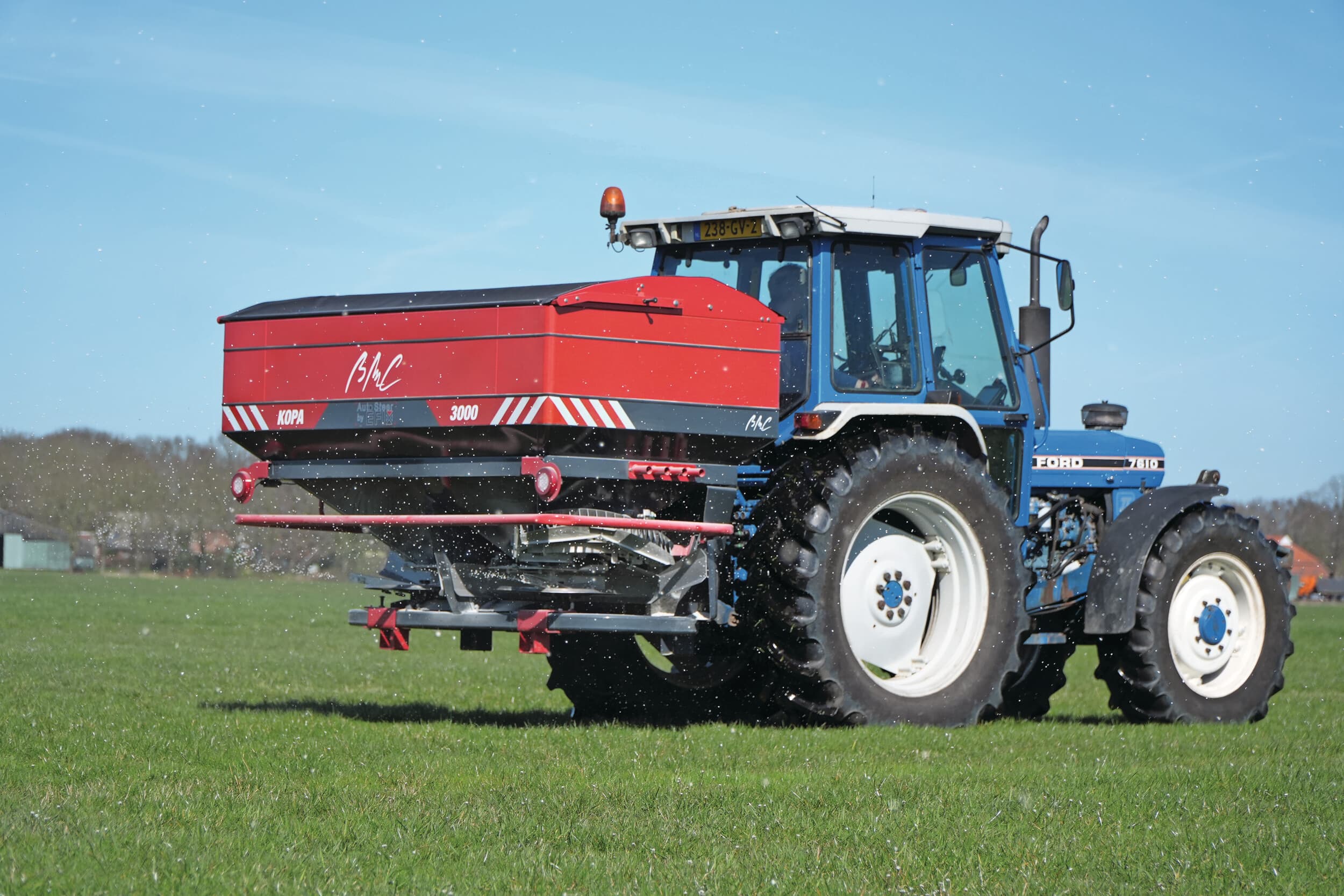 Het Spaanse BMC Agricola is al sinds 1995 actief in kunstmeststrooiers, maar heeft pas sinds kort een importeur in Nederland. TractorGPS in Bellingwolde (Gr.) gaat de strooier importeren. Eigenaar Dirk-Jan Remmelink kwam de machine op het spoor tijdens zijn zoektocht naar een goedkope, Isobus-aangestuurde kunstmeststrooier. Foto’s: Lucas van de Weijer